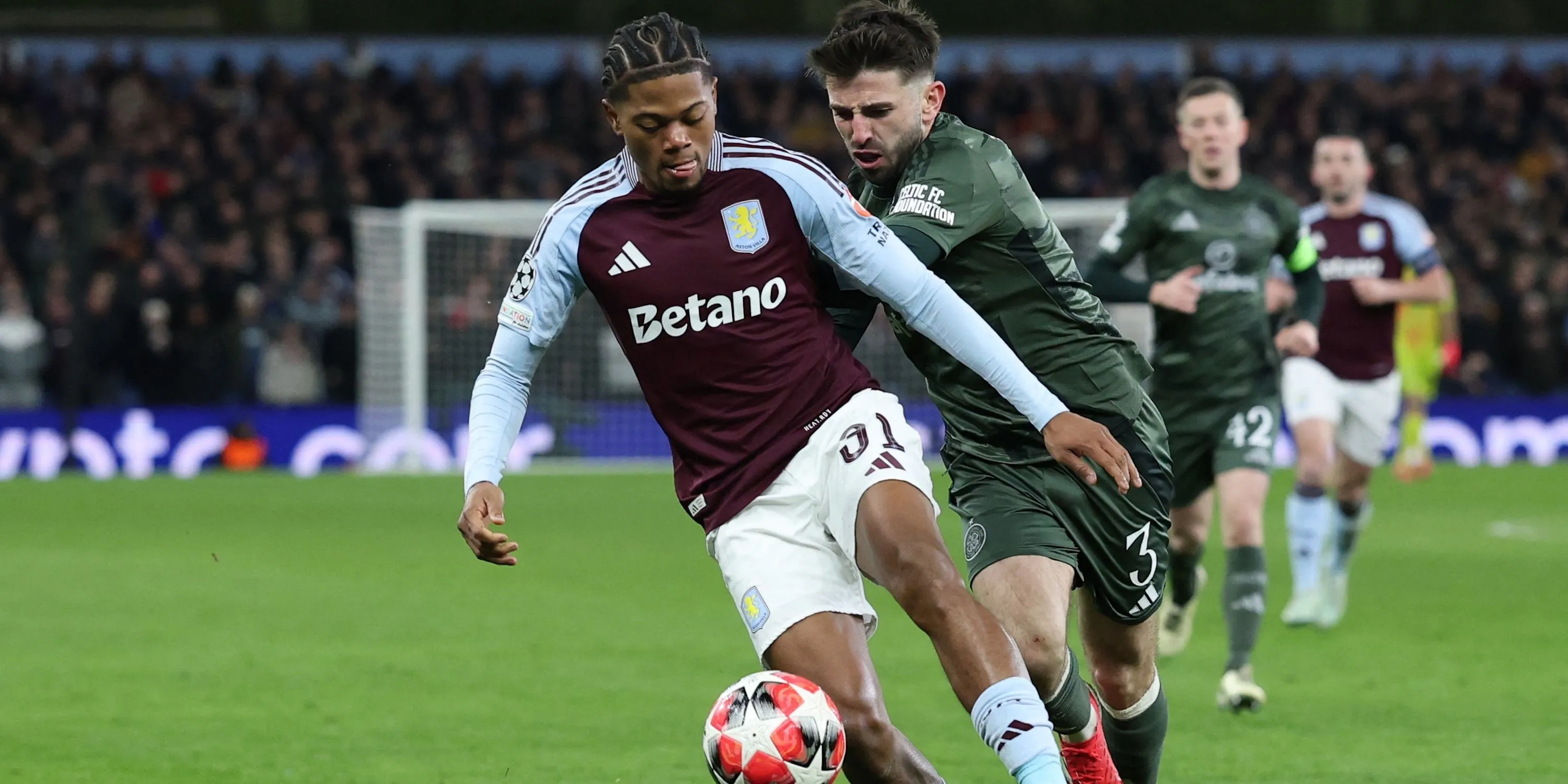 Tiền đạo Leon Bailey của Aston Villa trong một pha tranh chấp bóng với cầu thủ Celtic.