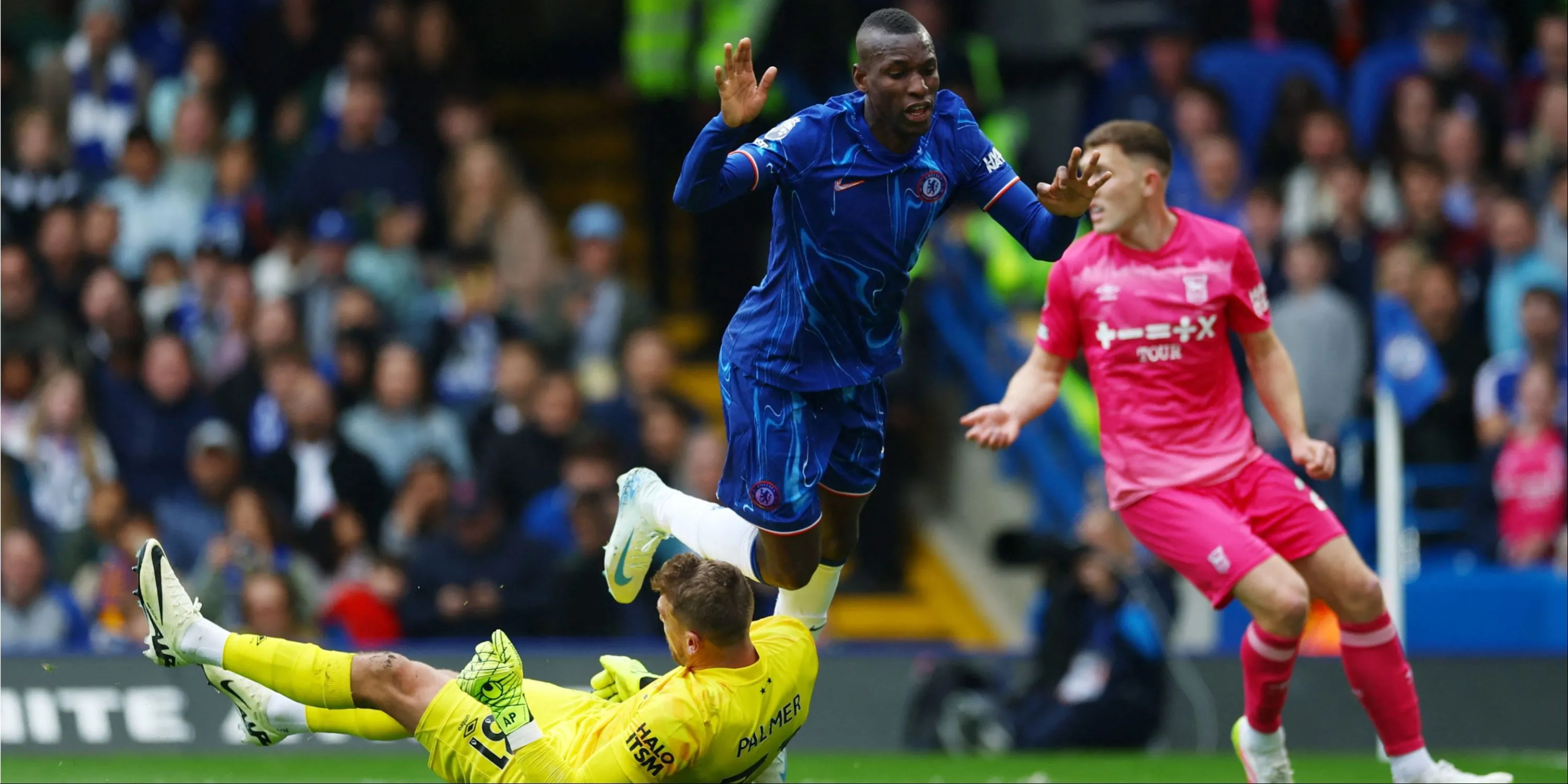 Tiền đạo Nicolas Jackson của Chelsea trên sân, người được cho là muốn chuyển đến Aston Villa