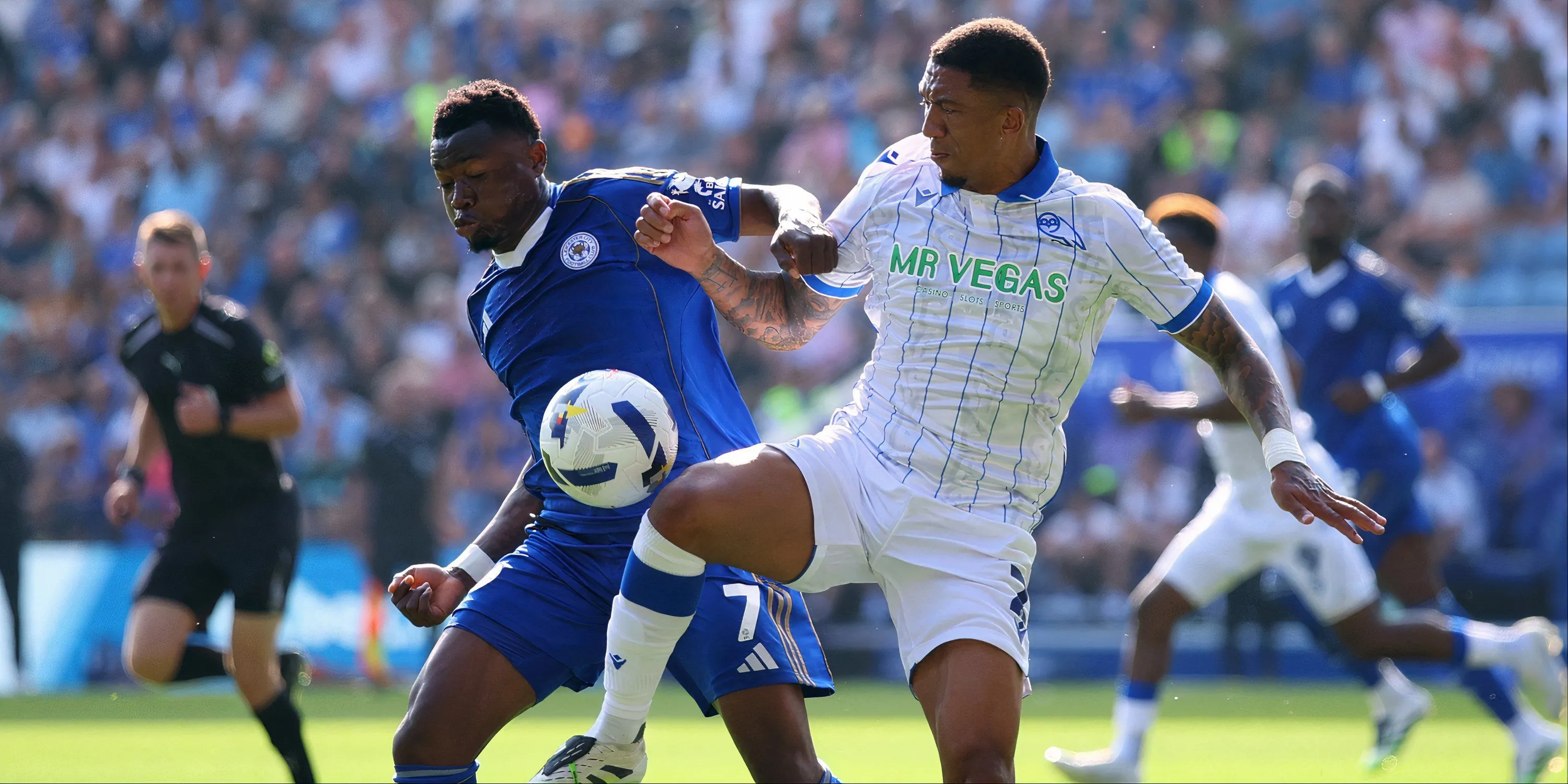 Tiền vệ Abdul Fatawu trong màu áo Leicester City đang đi bóng