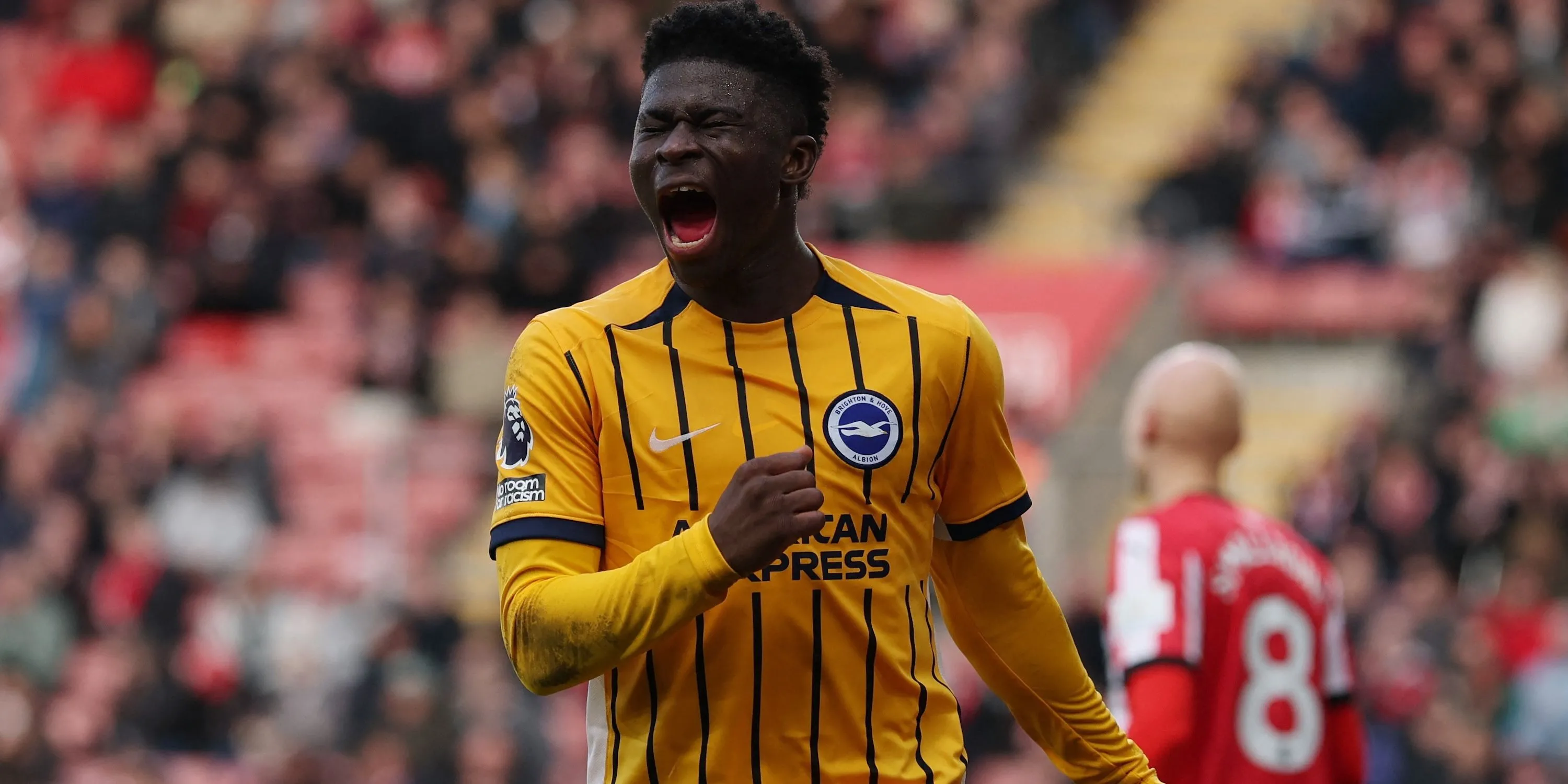 Tiền vệ Carlos Baleba của Brighton đang thi đấu trên sân, là mục tiêu chuyển nhượng của Manchester United với mức giá cao.