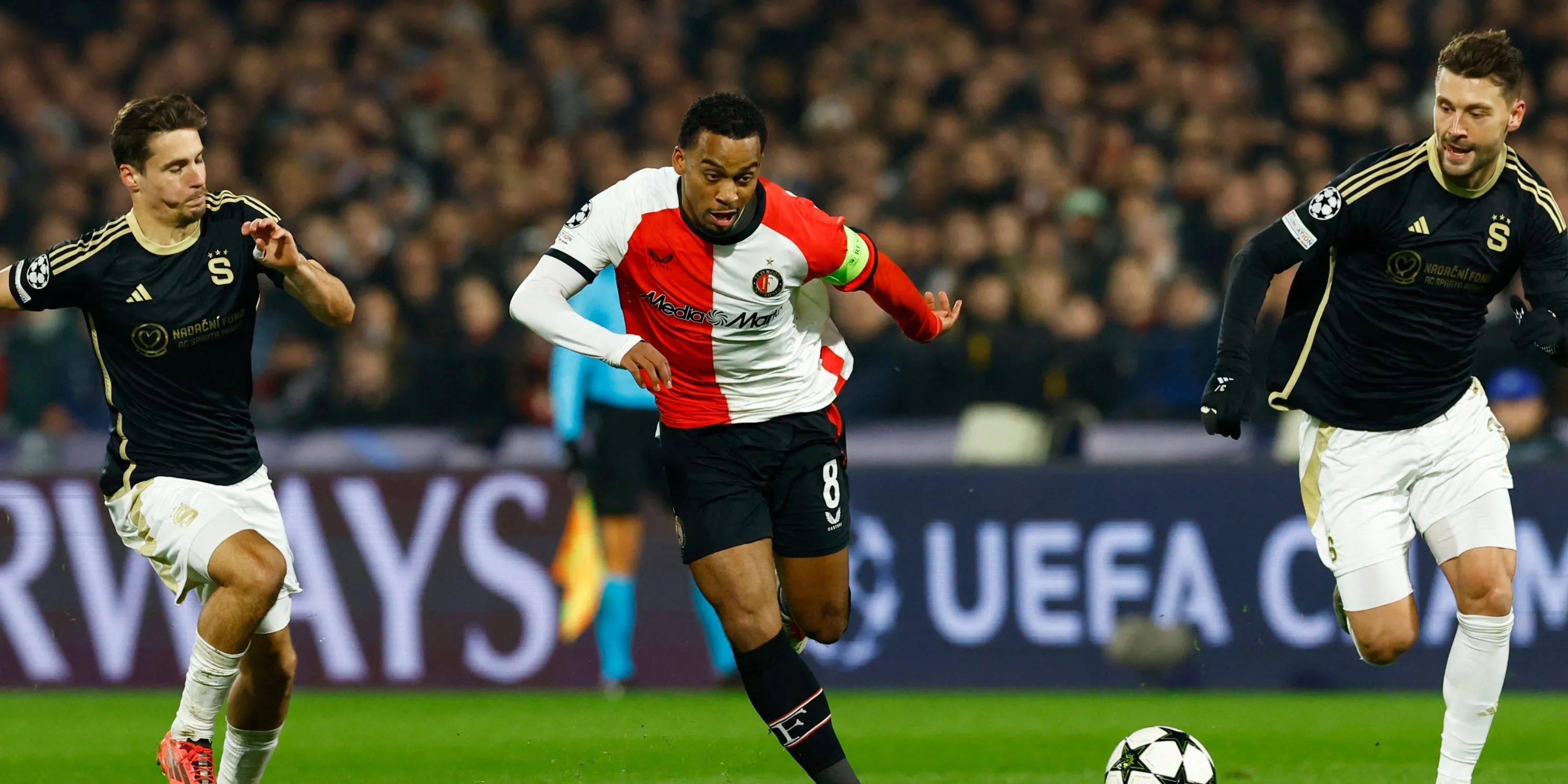 Tiền vệ Quinten Timber của Feyenoord đang trình diễn kỹ năng trên sân đấu Eredivisie, mục tiêu thay thế cho tuyến giữa Manchester United.