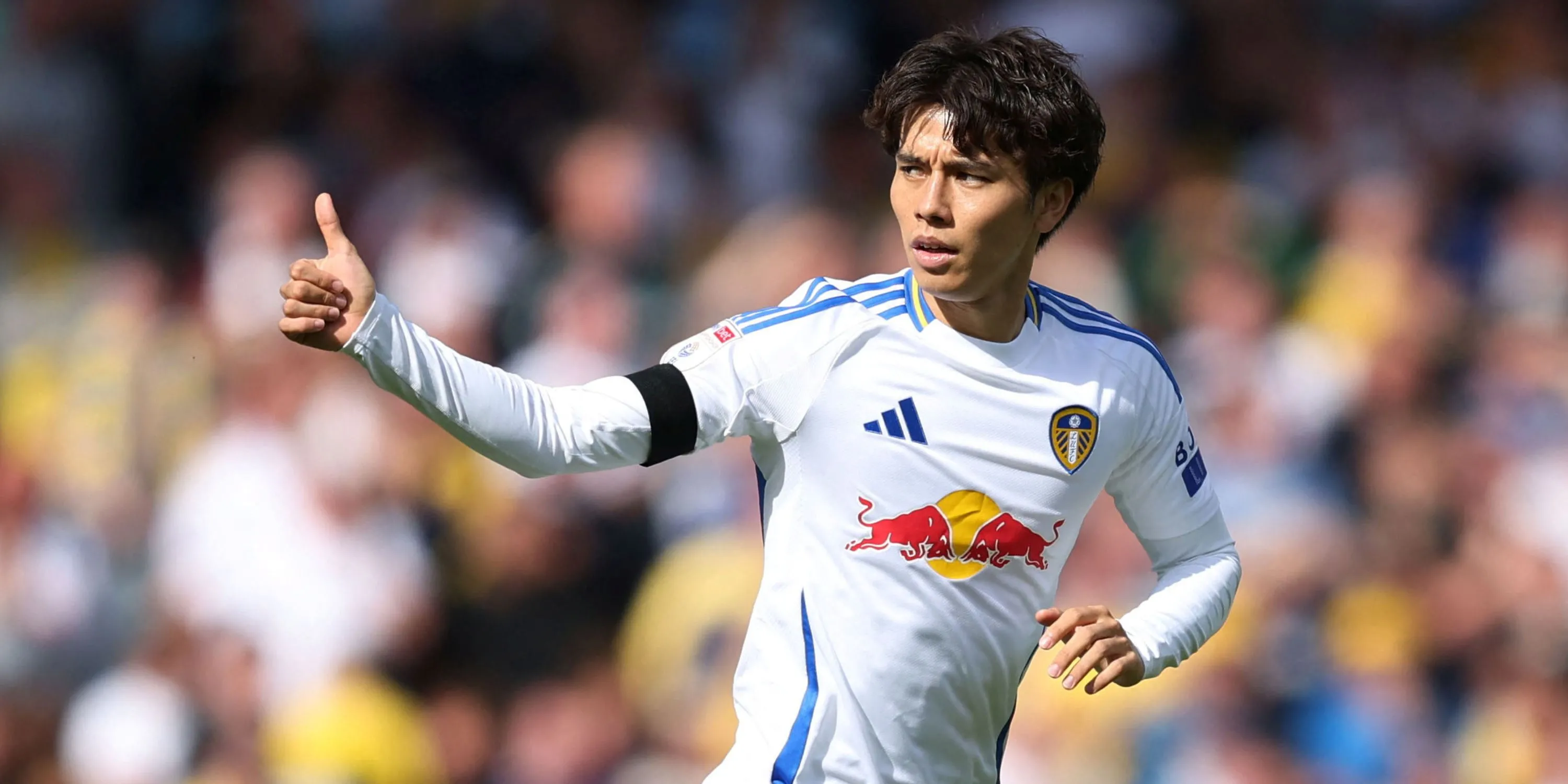 Ao Tanaka, tiền vệ chủ chốt của Leeds United, trong một pha tranh chấp bóng