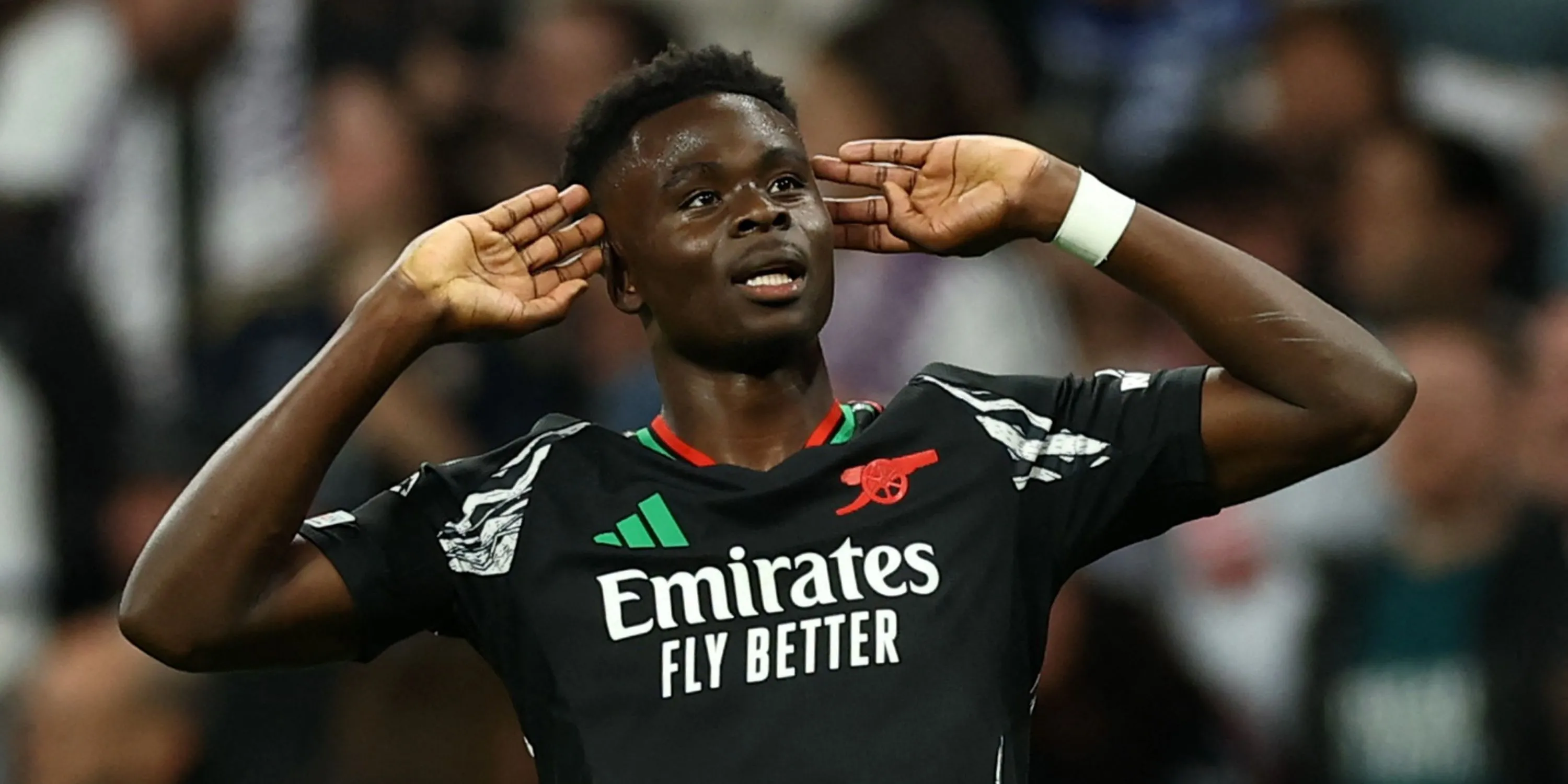 Bukayo Saka ăn mừng bàn thắng cho Arsenal