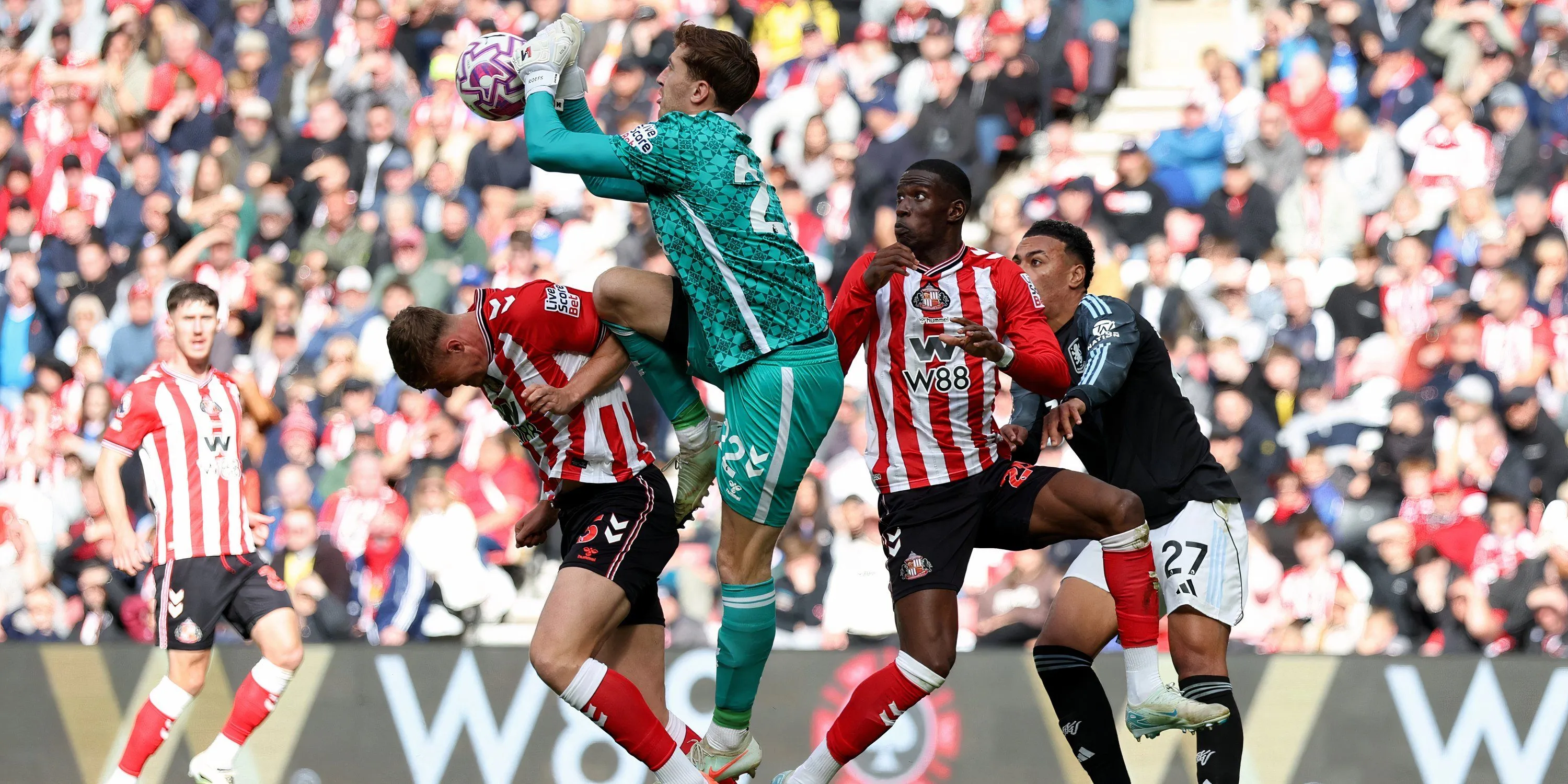 Các cầu thủ Sunderland ăn mừng bàn thắng trong trận hòa 1-1 với Aston Villa tại Premier League
