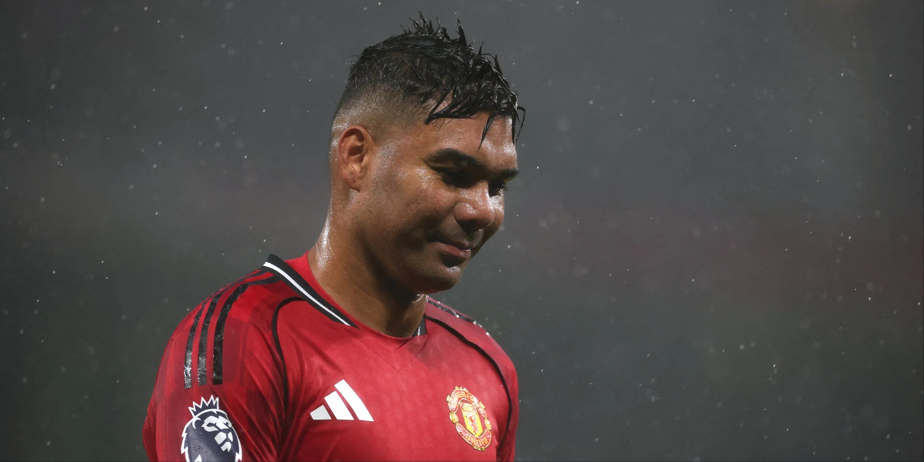 Casemiro của Man Utd nhận thẻ đỏ trong trận đấu căng thẳng với Chelsea.