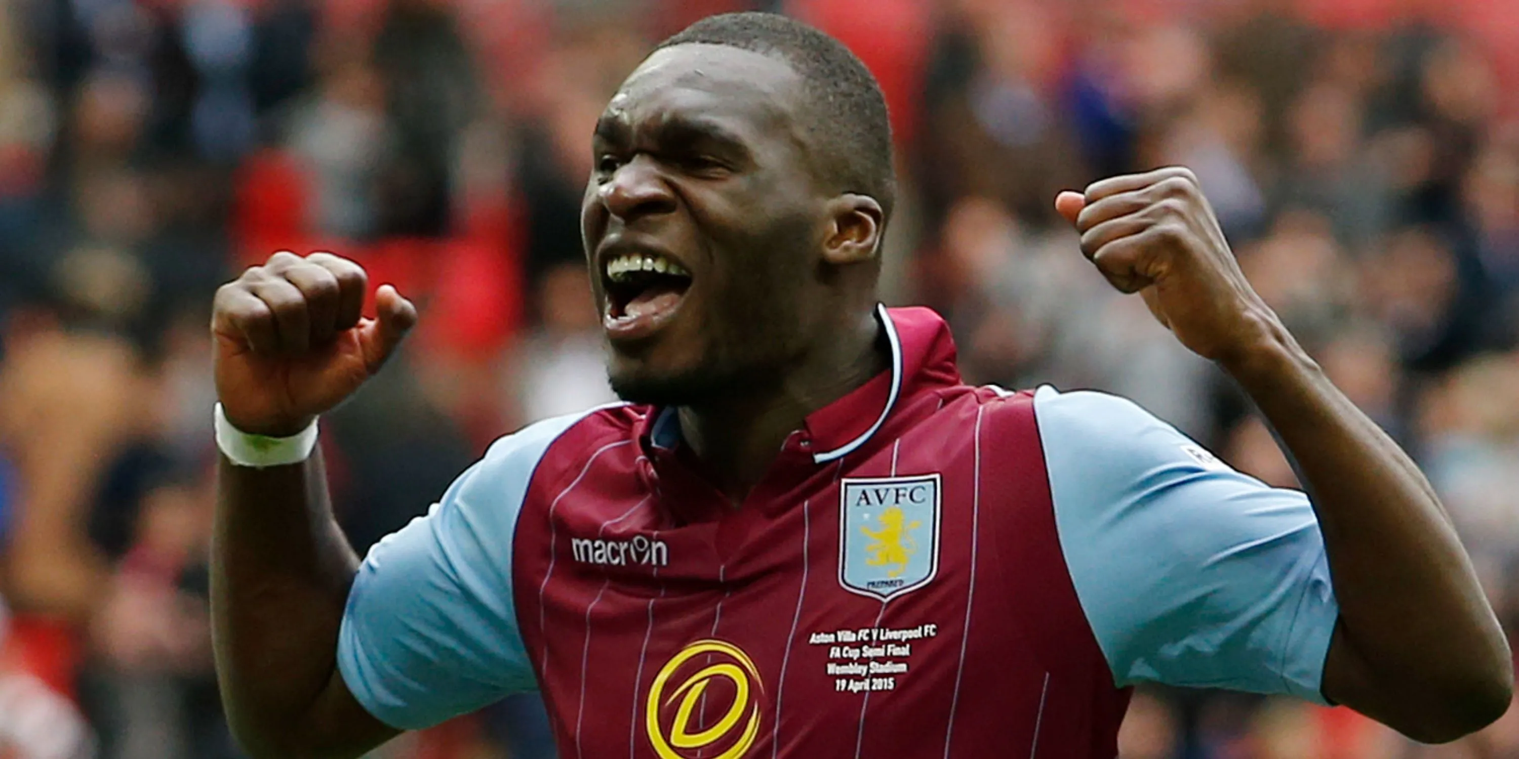 Christian Benteke trong màu áo Aston Villa, ghi bàn tại Premier League
