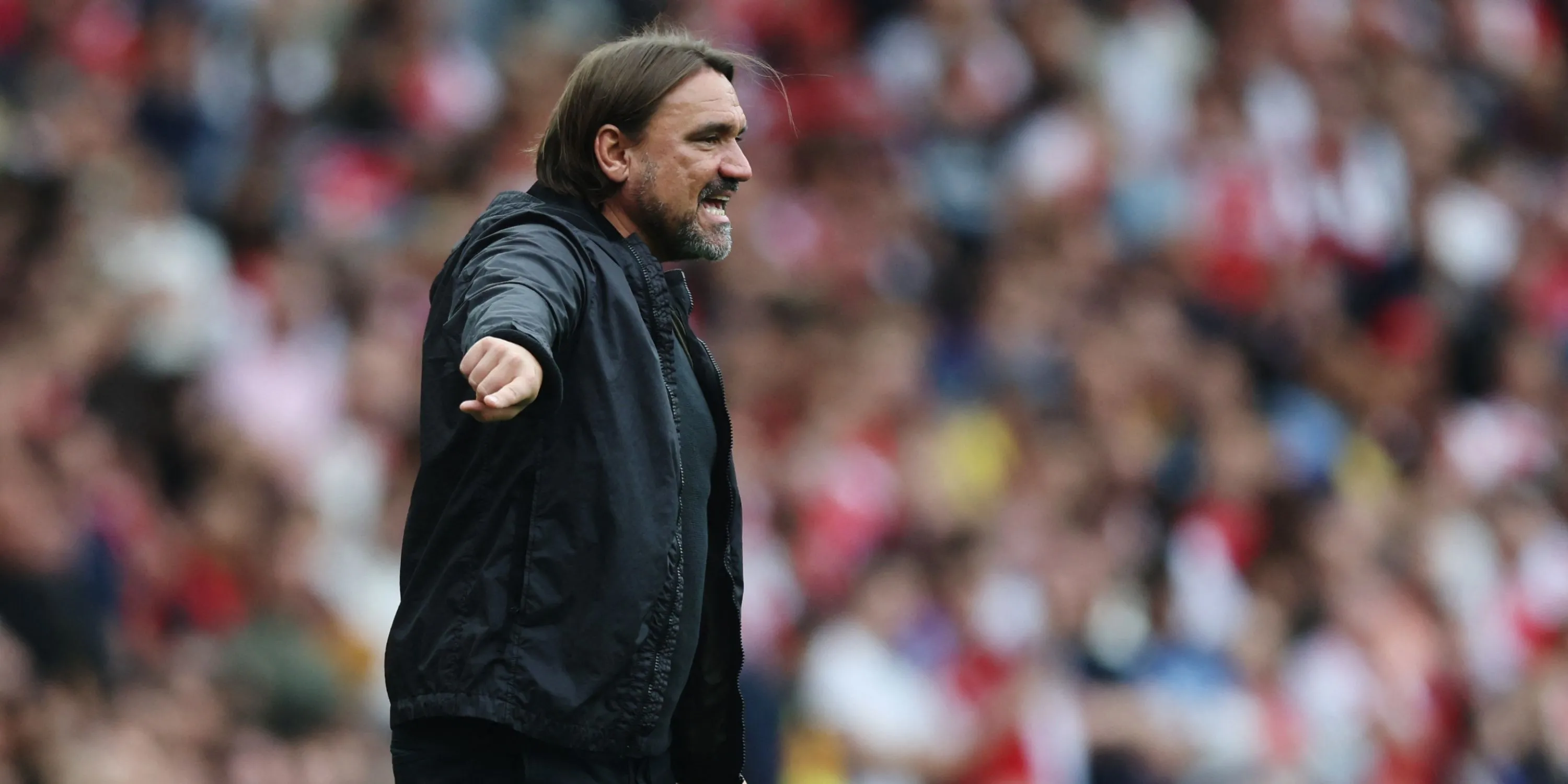 Daniel Farke, huấn luyện viên Leeds United, biểu cảm thất vọng sau khi đội bỏ lỡ mục tiêu chuyển nhượng tấn công.