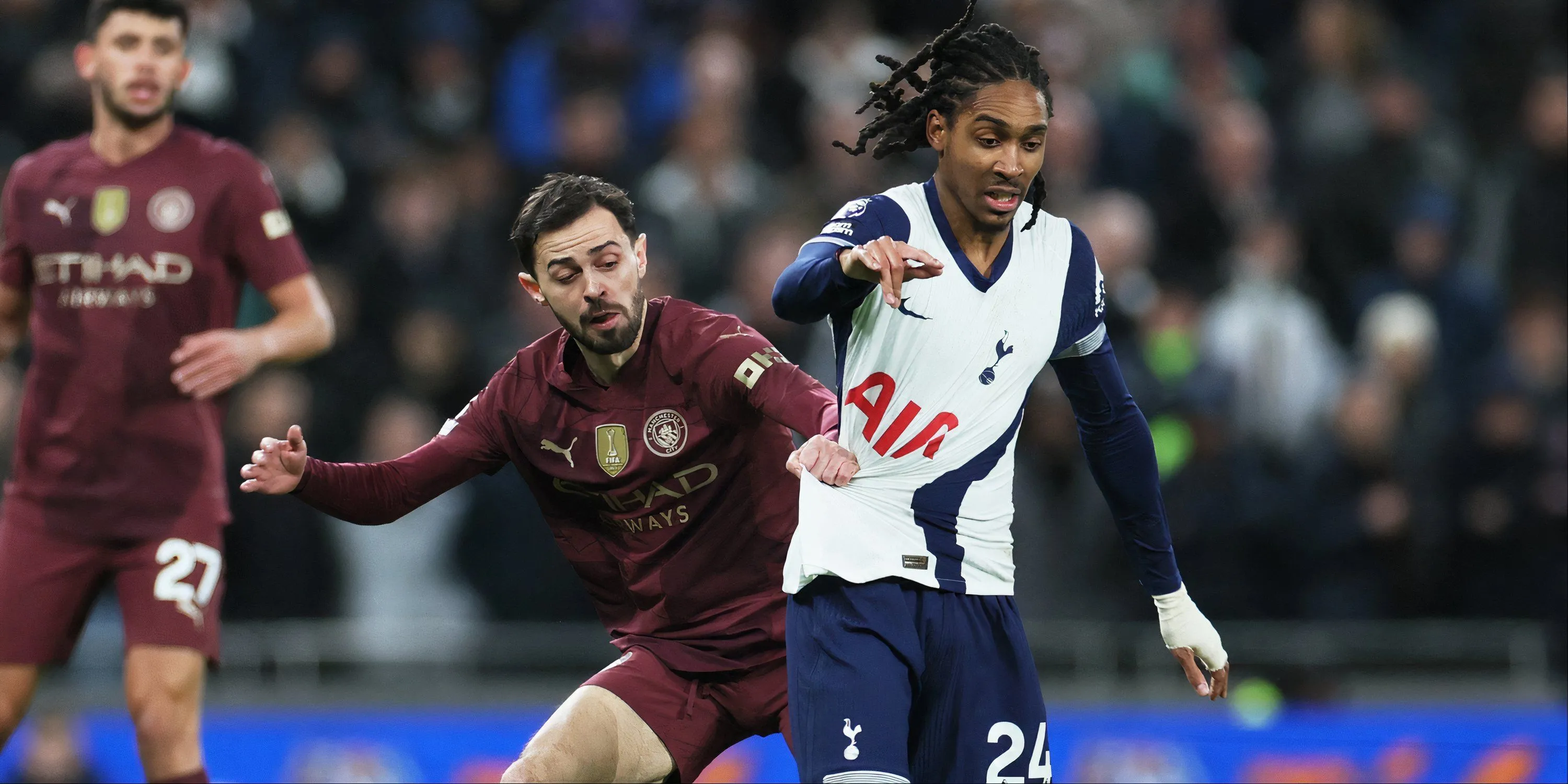 Djed Spence ăn mừng sau một pha bóng thành công cho Tottenham