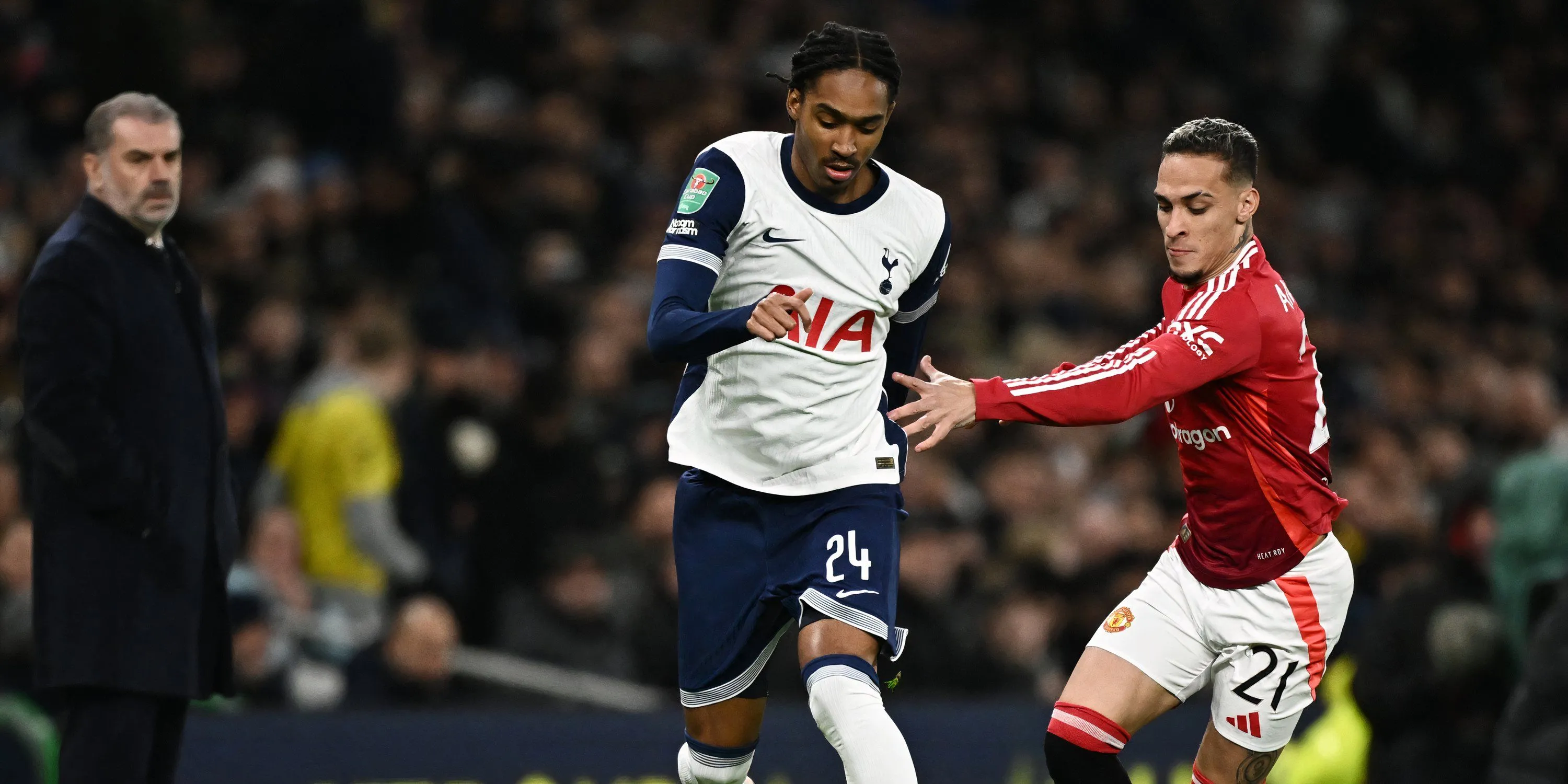 Djed Spence trong màu áo Tottenham Hotspur tranh bóng quyết liệt