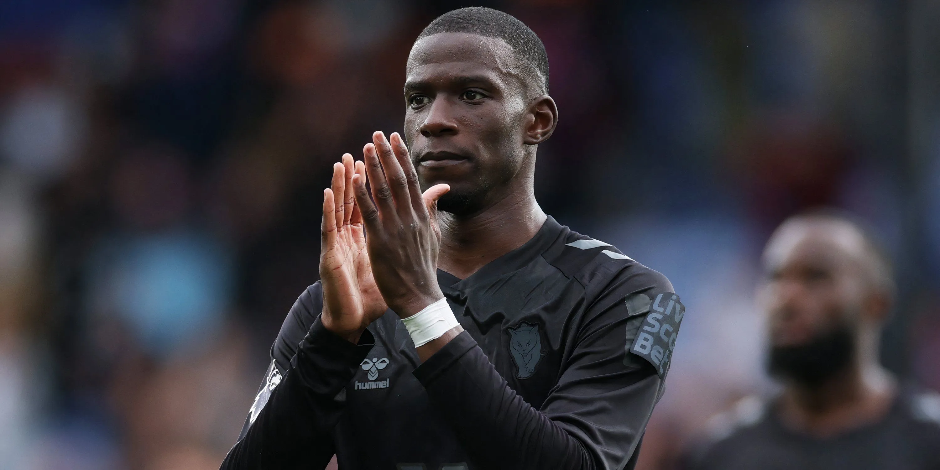 Hậu vệ Nordi Mukiele trong màu áo Sunderland thể hiện sự chắc chắn nơi hàng thủ