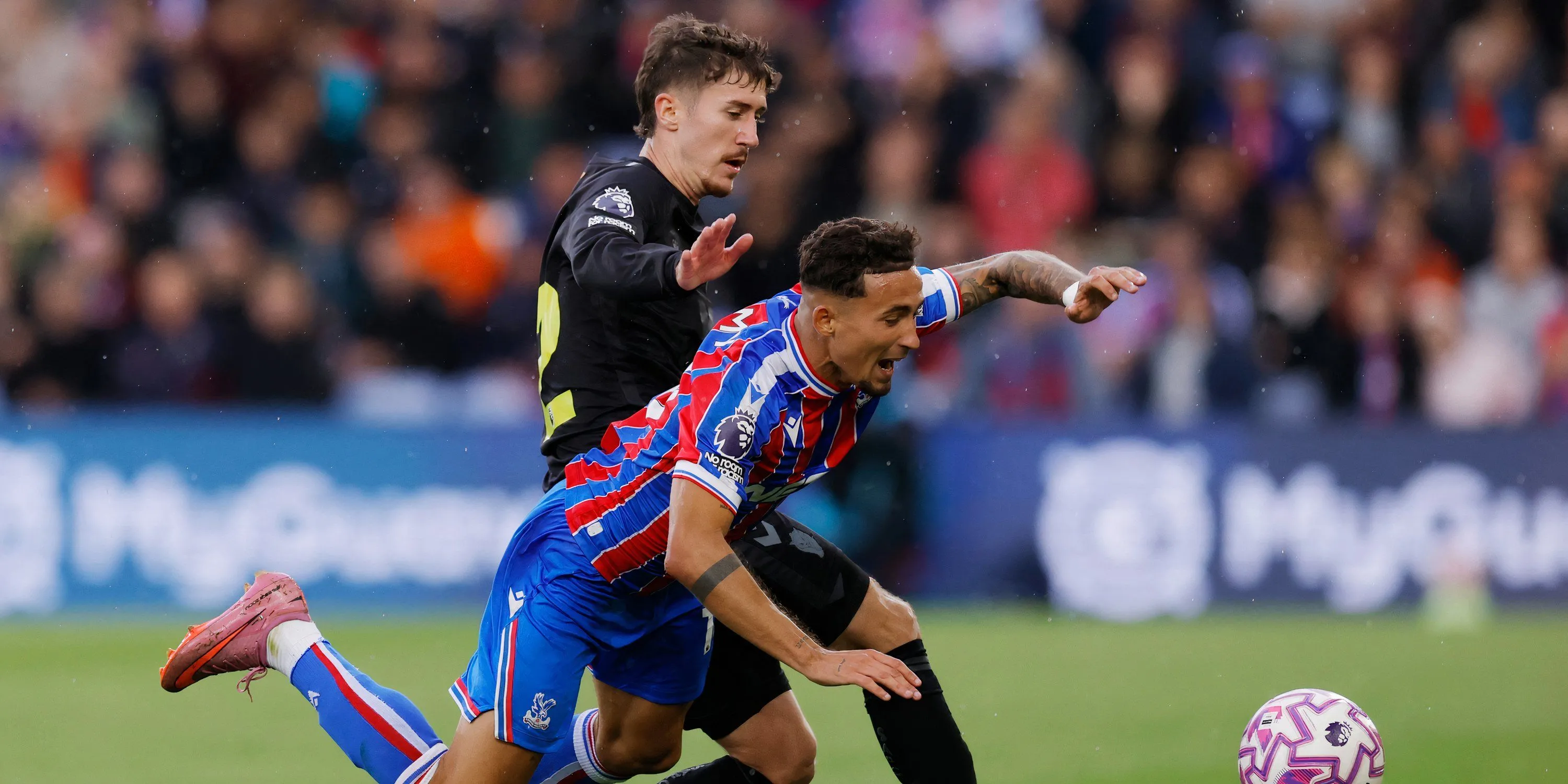 Hậu vệ Trai Hume của Sunderland trong một pha tranh chấp bóng quyết liệt