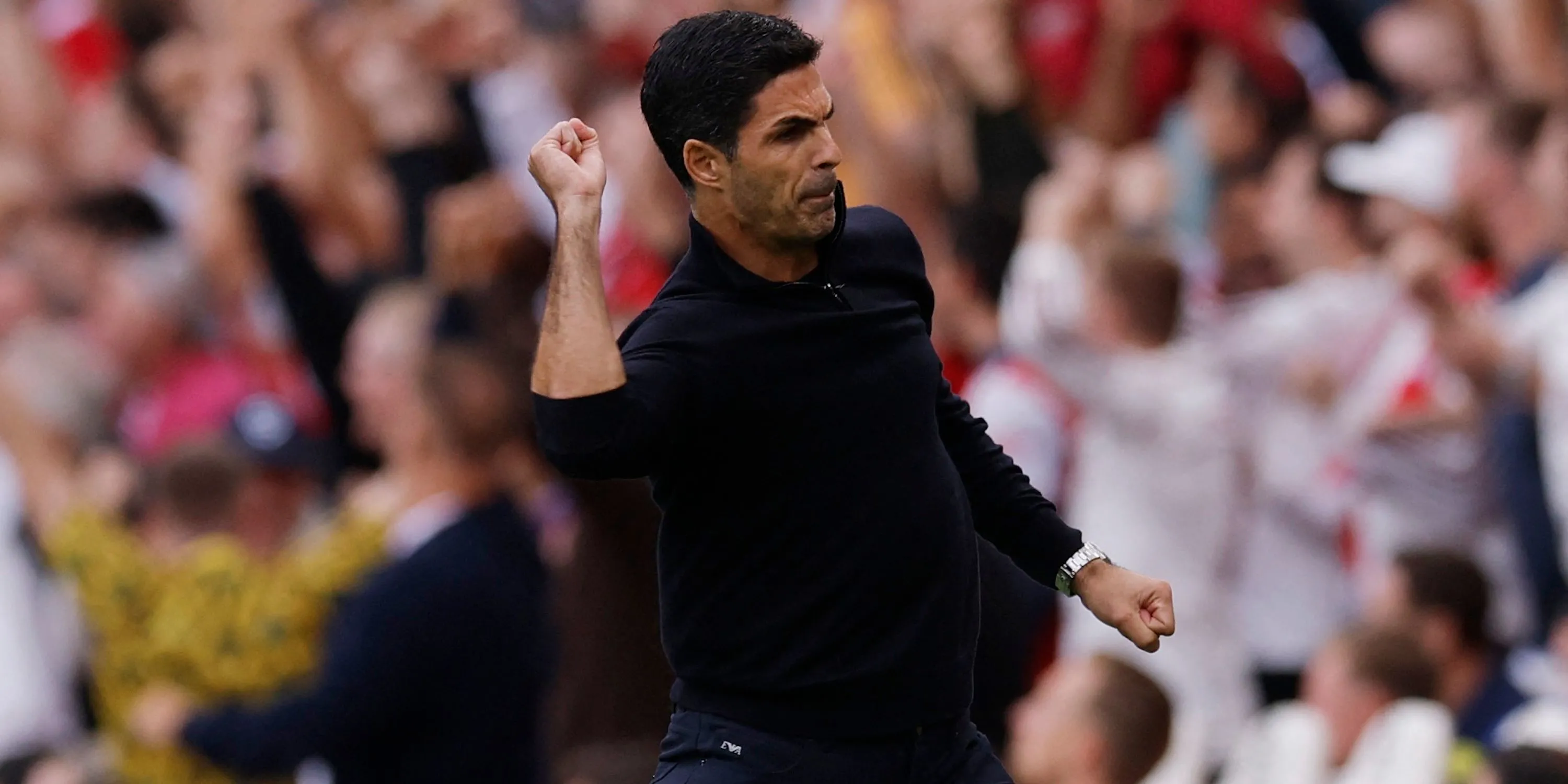 HLV Mikel Arteta của Arsenal ăn mừng sau khi Bukayo Saka ghi bàn thắng thứ hai