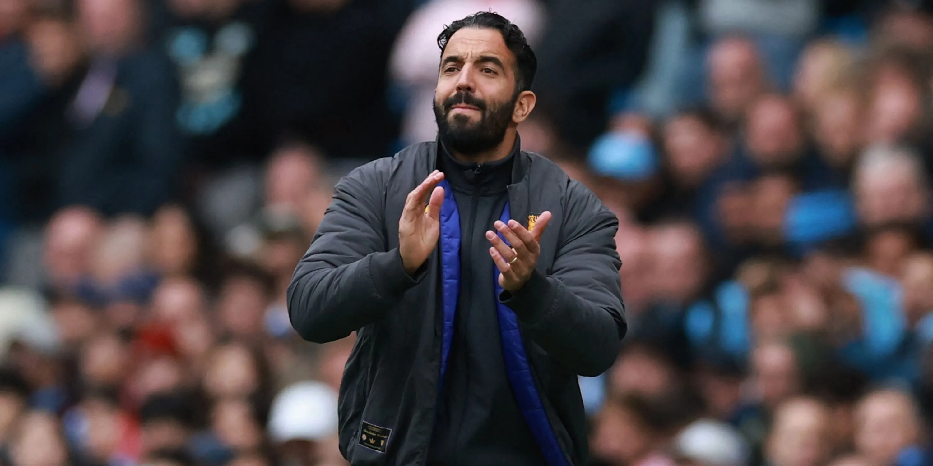 Huấn luyện viên trưởng Ruben Amorim của Manchester United thể hiện sự quyết tâm trong khu vực kỹ thuật.