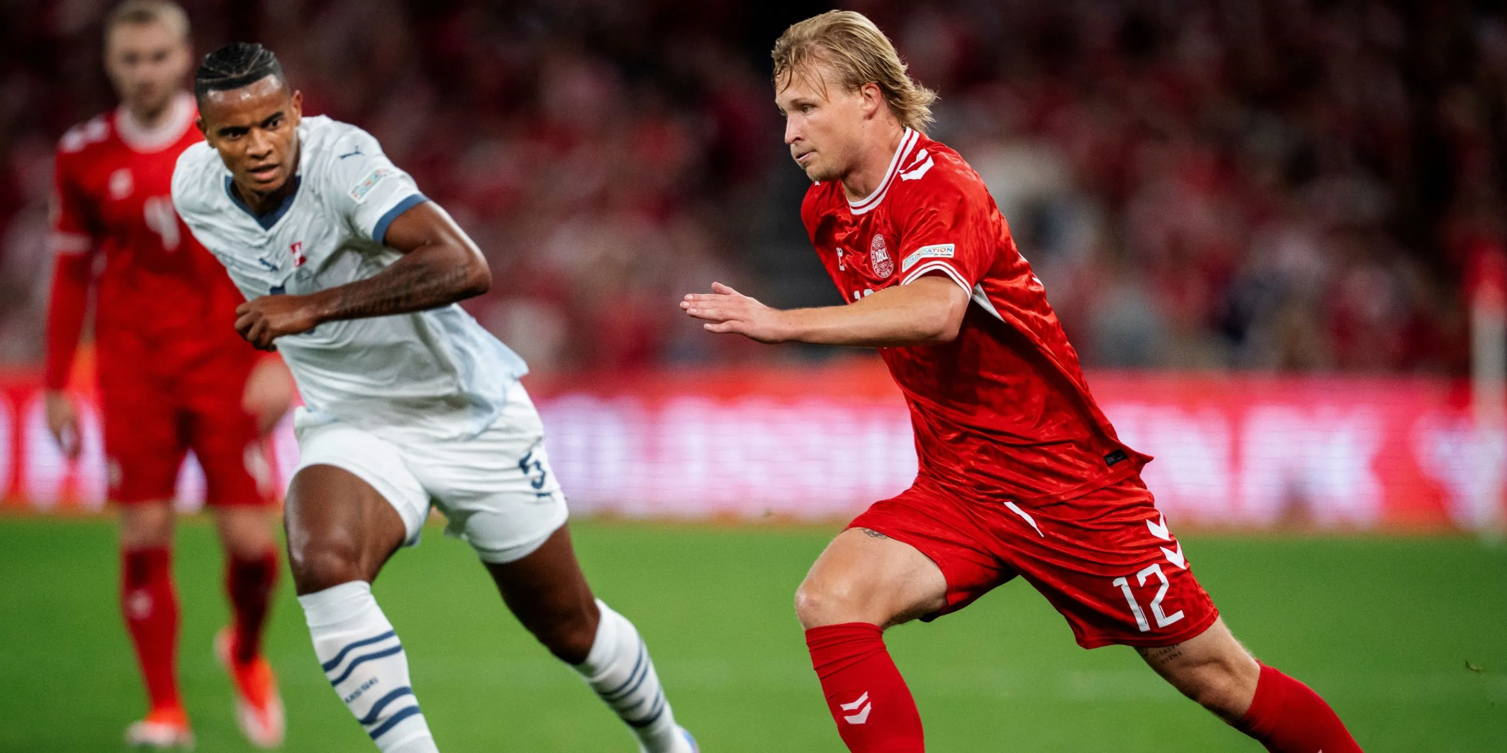 Kasper Dolberg thi đấu cho đội tuyển quốc gia Đan Mạch, tiền đạo tài năng