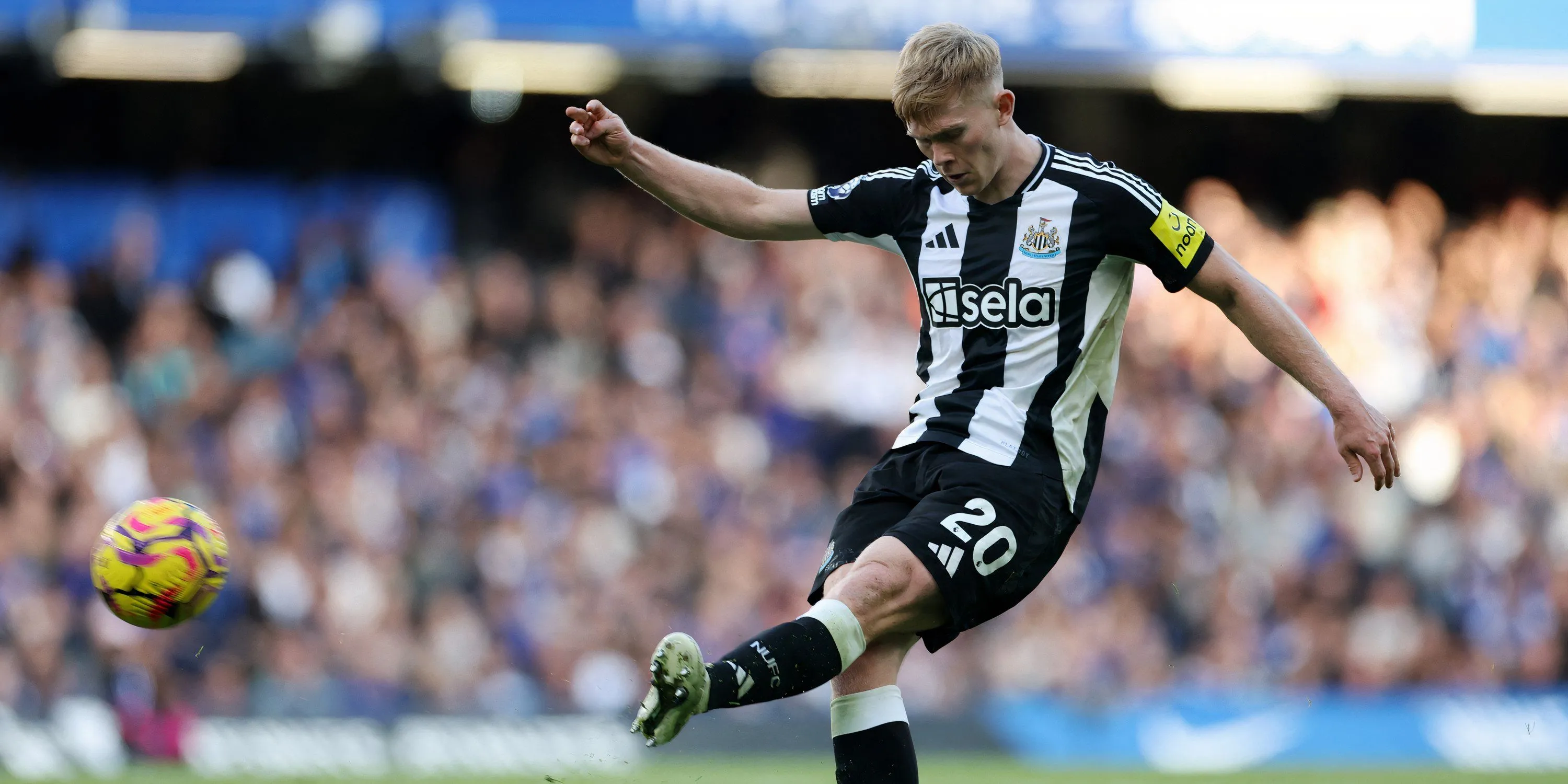 Lewis Hall của Newcastle kiểm soát bóng, thể hiện khả năng tấn công và phòng ngự toàn diện.