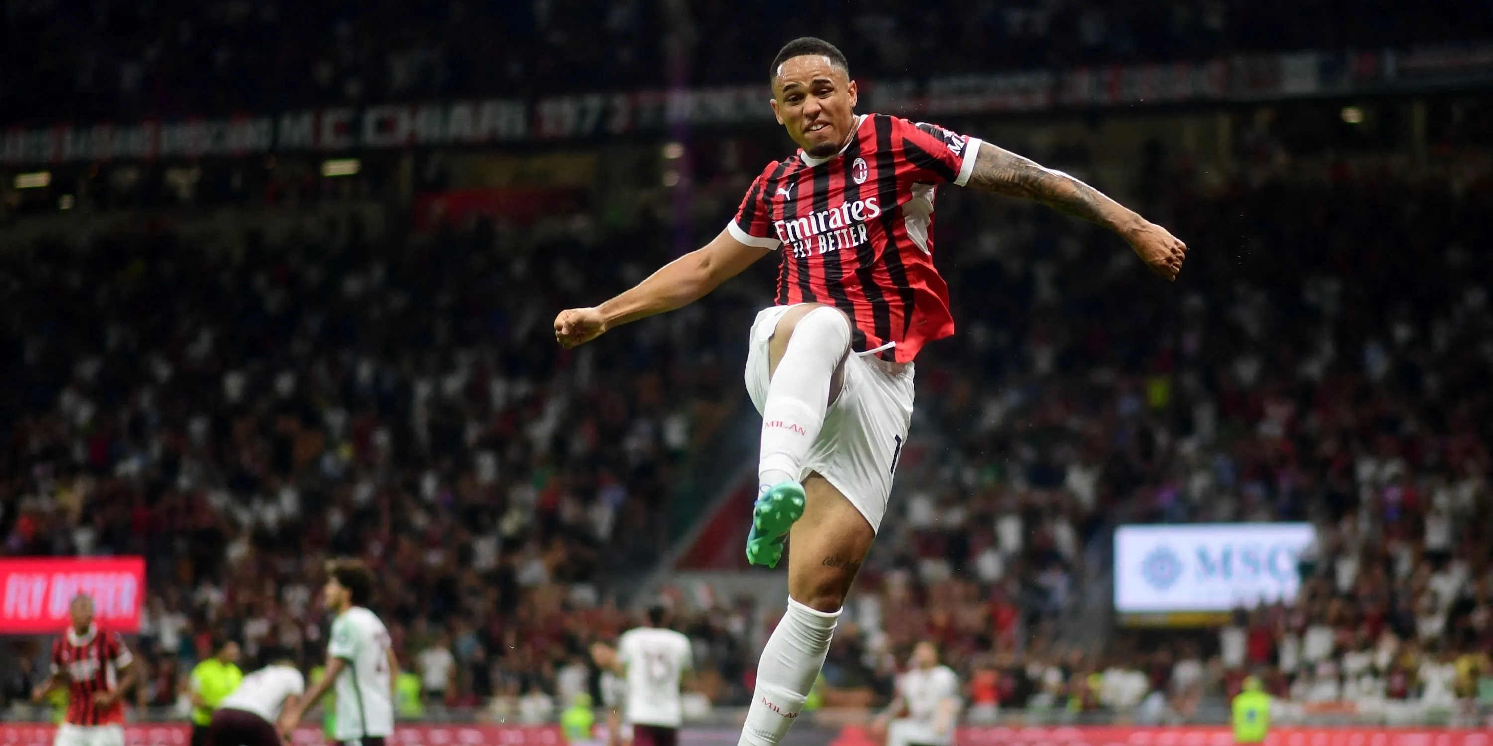 Noah Okafor trong màu áo AC Milan ăn mừng bàn thắng, thể hiện tiềm năng tấn công của anh trước khi đến Leeds.