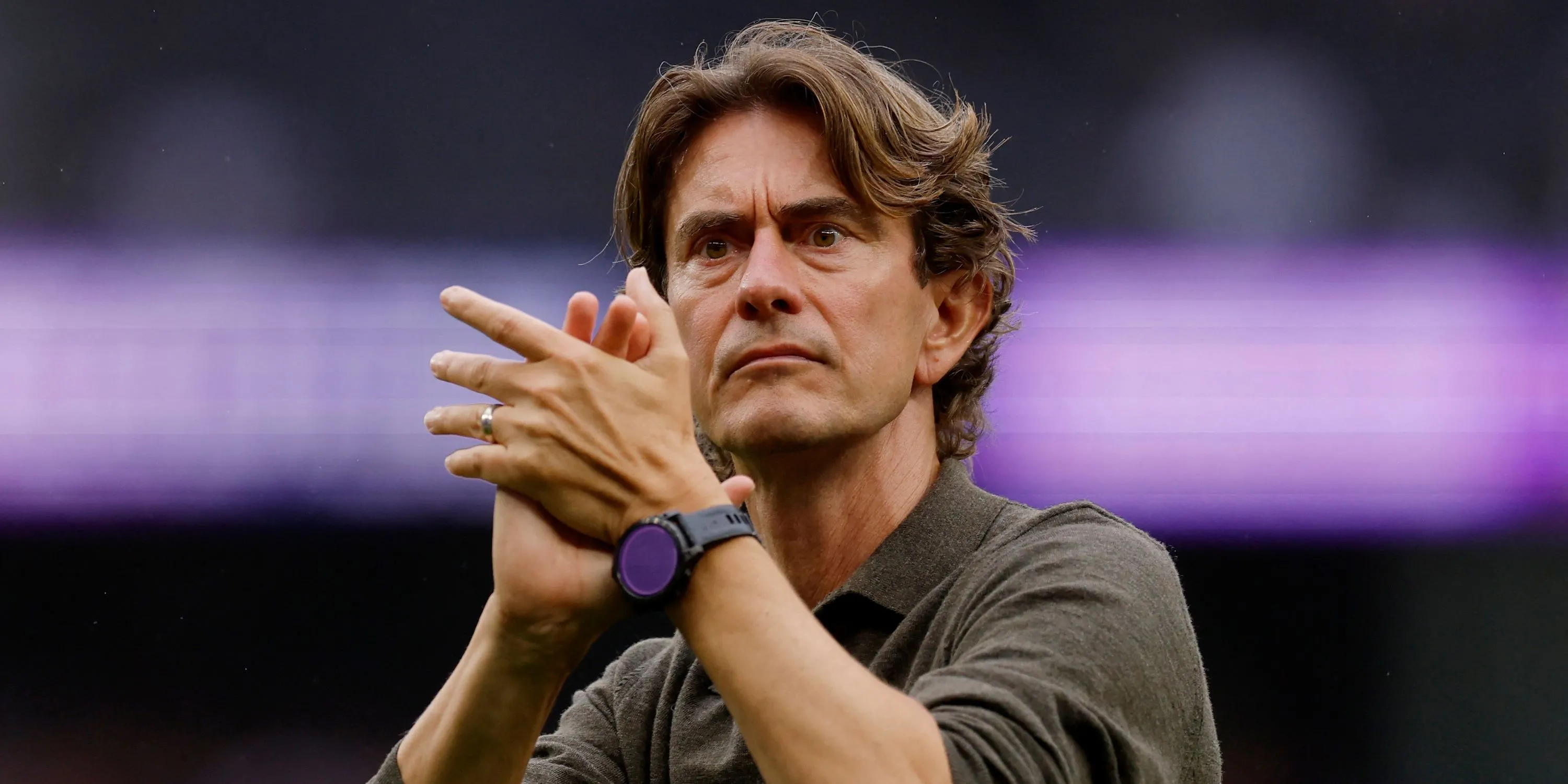 Thomas Frank, HLV trưởng Tottenham Hotspur, vỗ tay chào người hâm mộ sau trận đấu