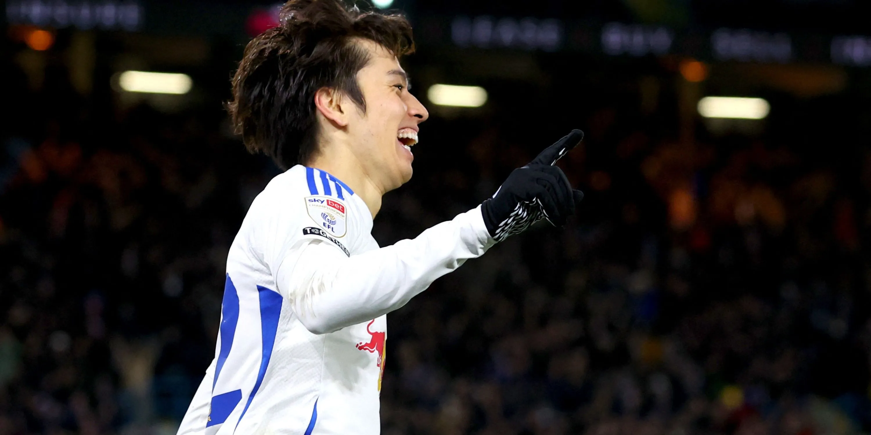 Tiền vệ Ao Tanaka của Leeds United thi đấu tại Championship
