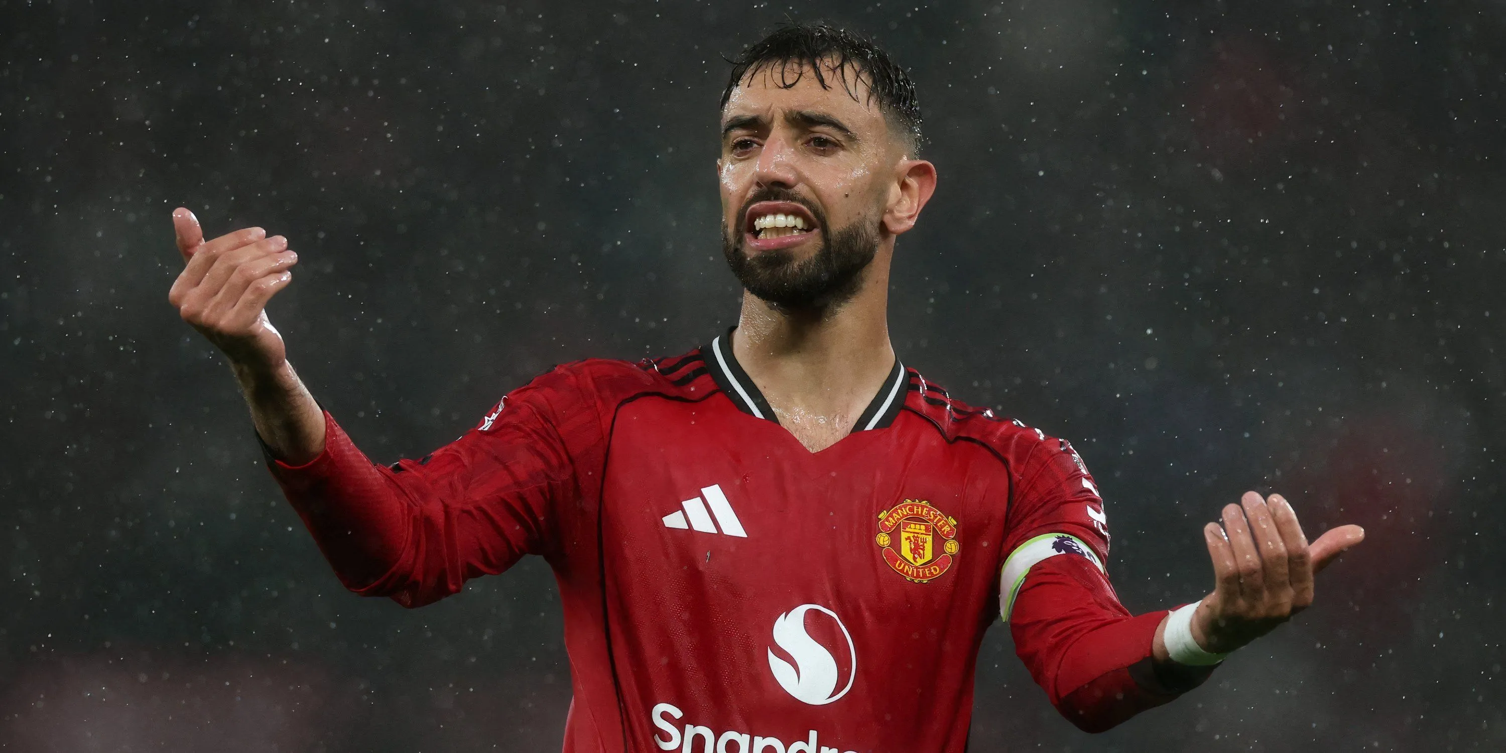 Tiền vệ Bruno Fernandes của Manchester United ăn mừng bàn thắng, thể hiện vai trò thủ lĩnh trên sân.
