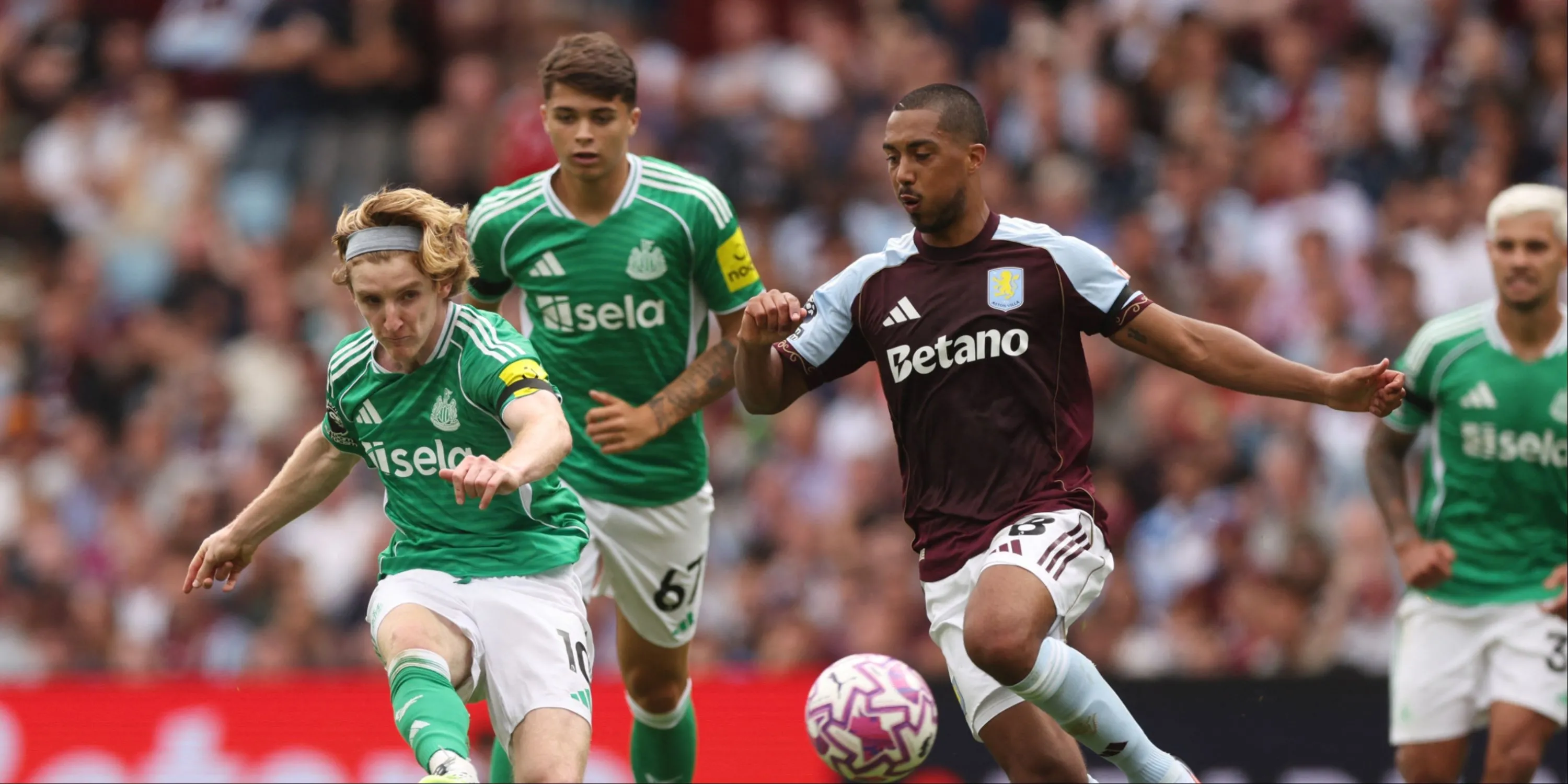 Youri Tielemans và Anthony Gordon tranh chấp trong trận Aston Villa đối đầu Newcastle United