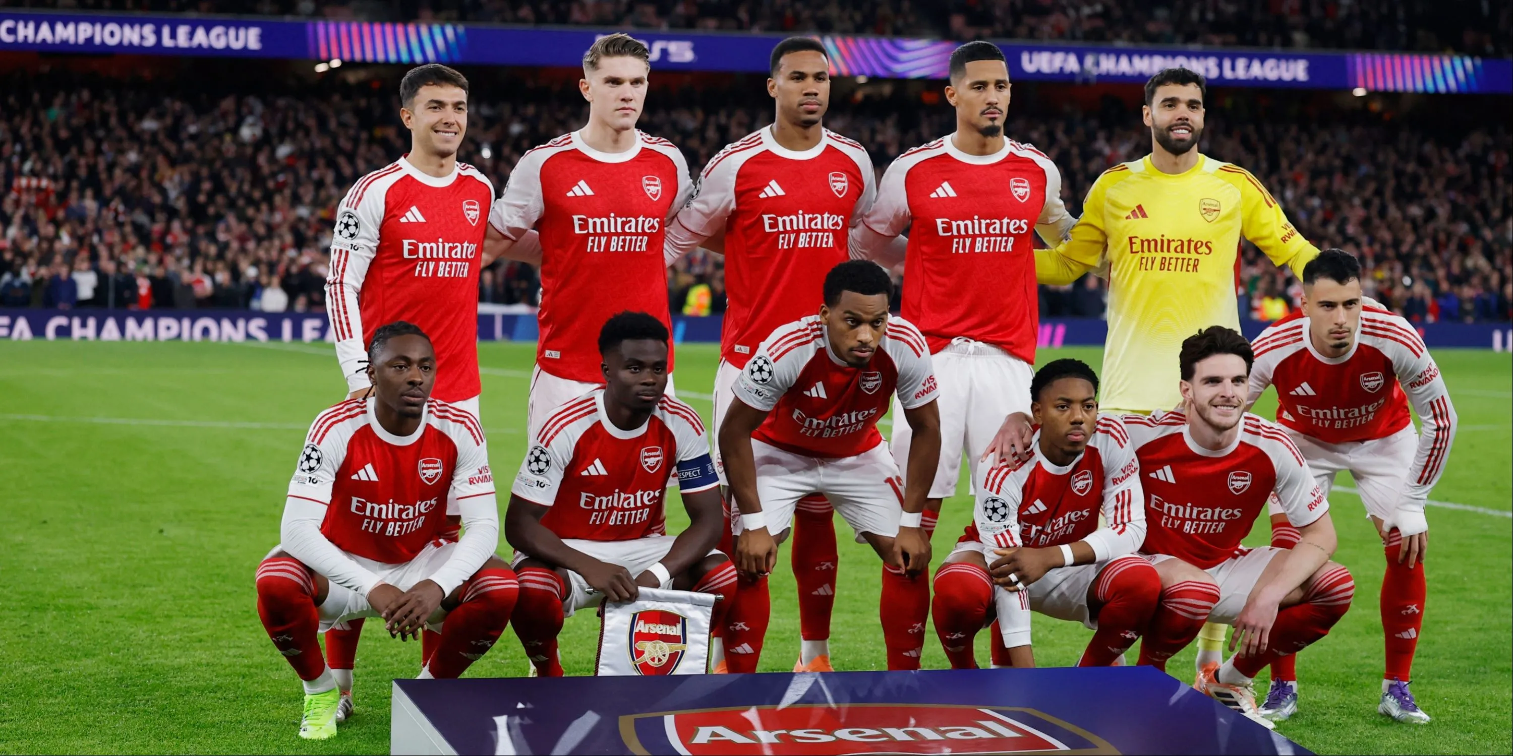 Ảnh tập thể Arsenal sau trận gặp Atlético Madrid, minh họa tập thể và tinh thần đội bóng