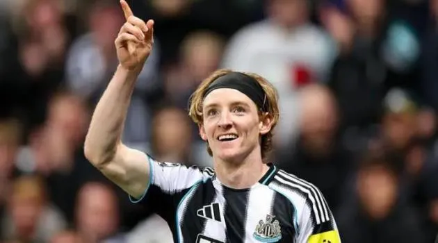 Anthony Gordon ăn mừng bàn thắng cho Newcastle trong trận thắng Benfica ở Champions League.