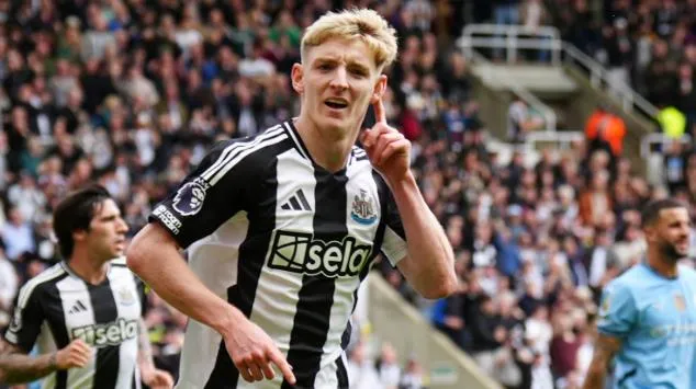 Anthony Gordon thi đấu quyết liệt trong các trận cầu lớn, thể hiện tốc độ và sức mạnh.