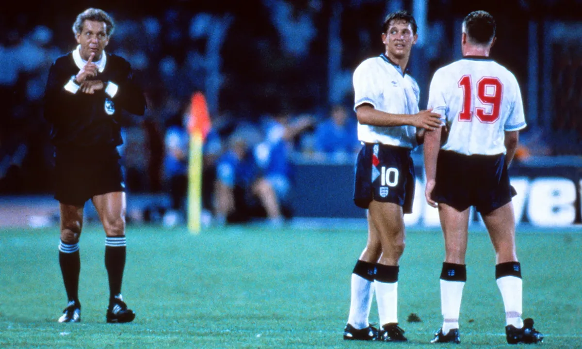 Bảng điện tử hiển thị số phút bù giờ do trọng tài thứ tư thông báo, minh họa quy trình cộng bù sau VAR và chấn thương