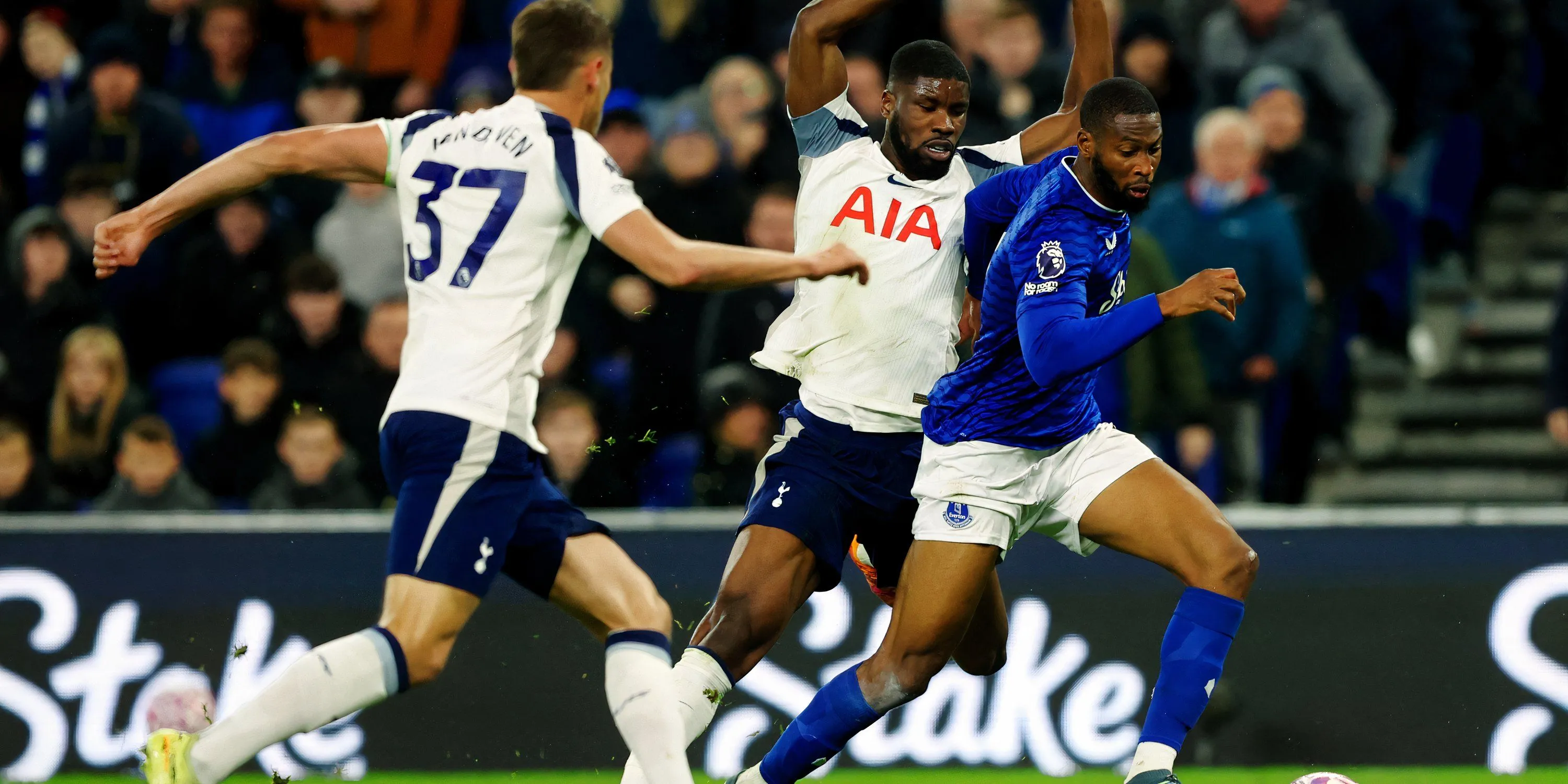 Beto khởi động trước trận Everton vs Tottenham, thể hiện nỗ lực nhưng thiếu bàn thắng