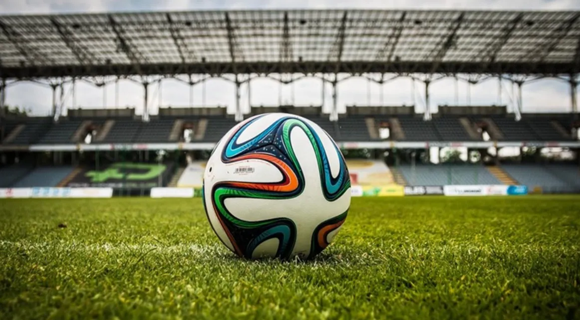 Bìa tài liệu Luật thi đấu bóng đá "Laws of the Game" với 17 điều luật cơ bản do IFAB ban hành