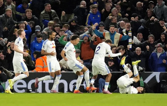 Brenden Aaronson mở tỷ số cho Leeds với pha dứt điểm sớm trận đấu