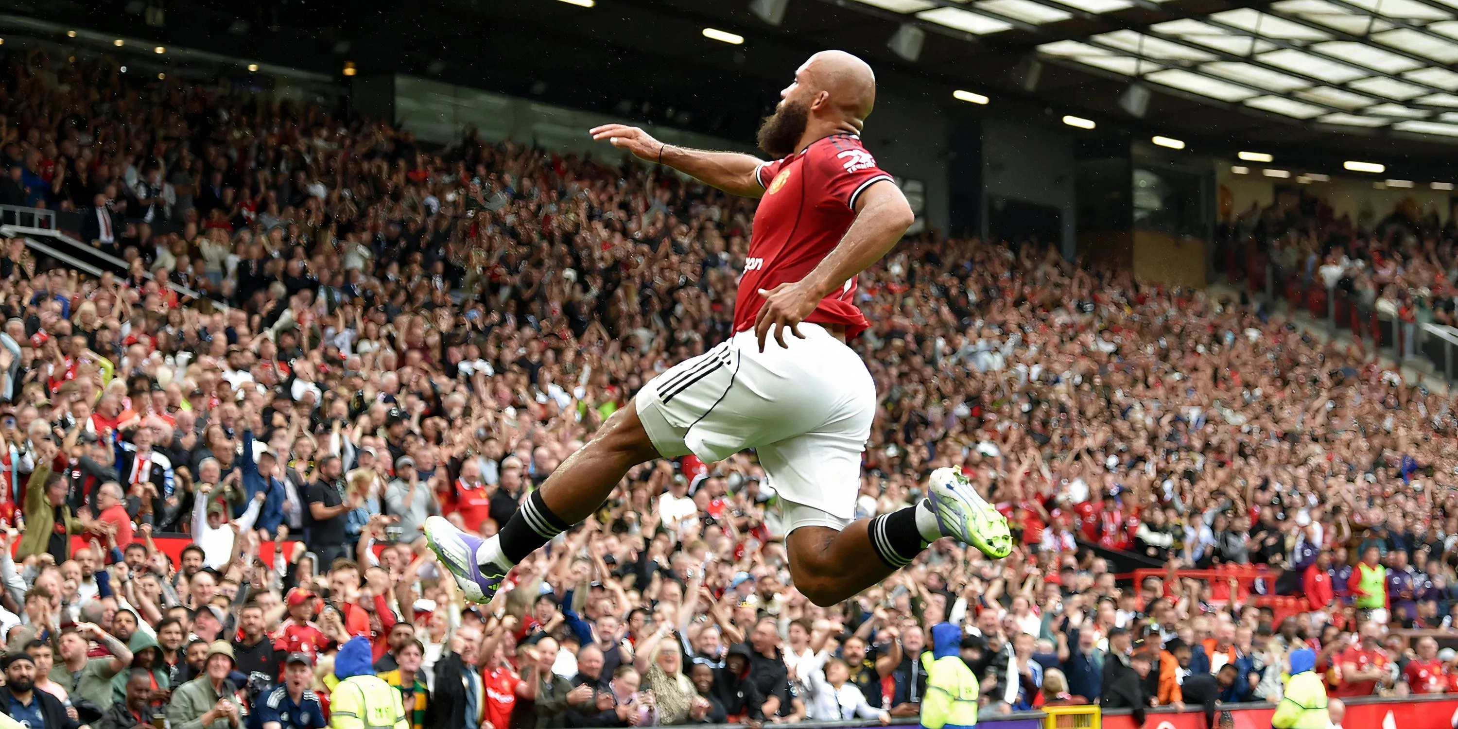 Bryan Mbeumo khoác áo Manchester United tranh bóng