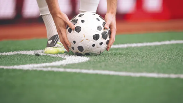 Cầu thủ đặt bóng sát vạch cung phạt góc, vị trí chuẩn theo luật FIFA