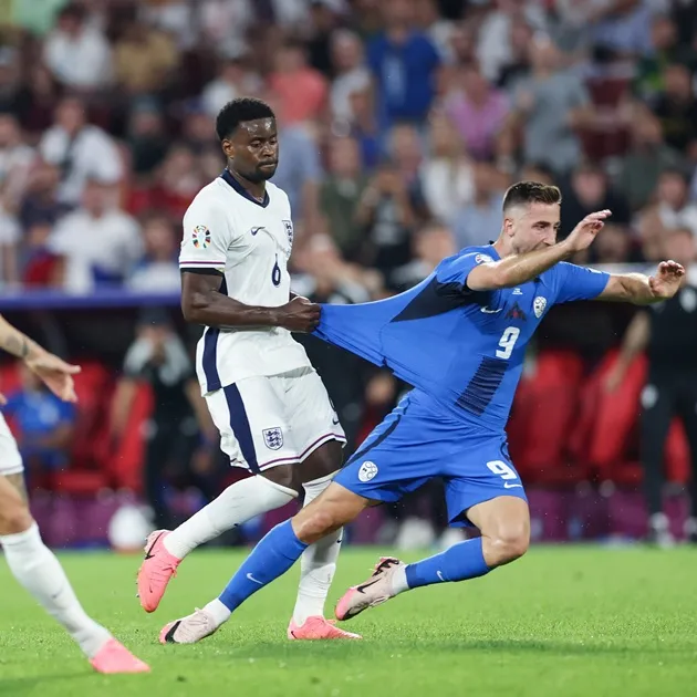 Cầu thủ kéo áo là ví dụ phổ biến dẫn tới đá phạt trực tiếp hoặc thậm chí phạt đền nếu diễn ra trong vòng cấm