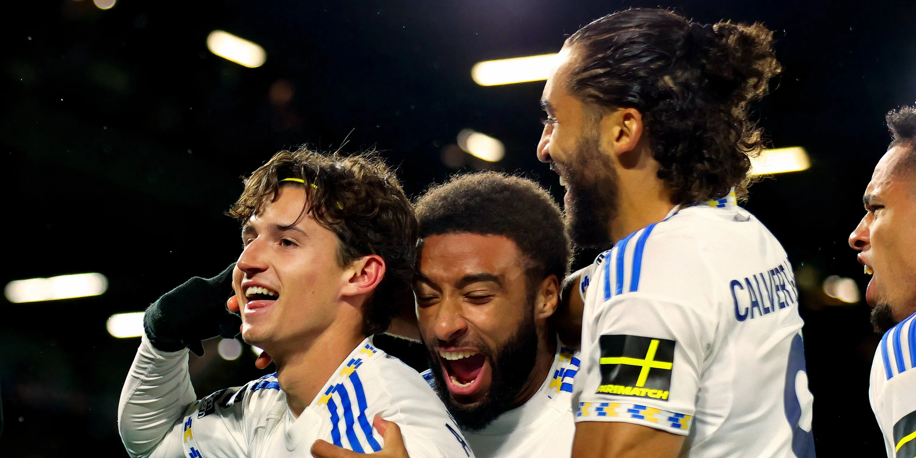 Cầu thủ Leeds ăn mừng chiến thắng với tinh thần tập thể cao sau trận gặp West Ham