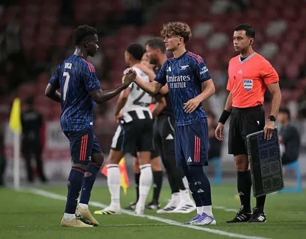 Cầu thủ thay người chỉ được phép vào sân khi trọng tài dừng trận và cầu thủ bị thay đã rời sân.