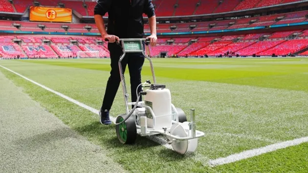 Công tác chăm sóc, bảo dưỡng mặt cỏ thường xuyên đóng vai trò quan trọng với sân vận động