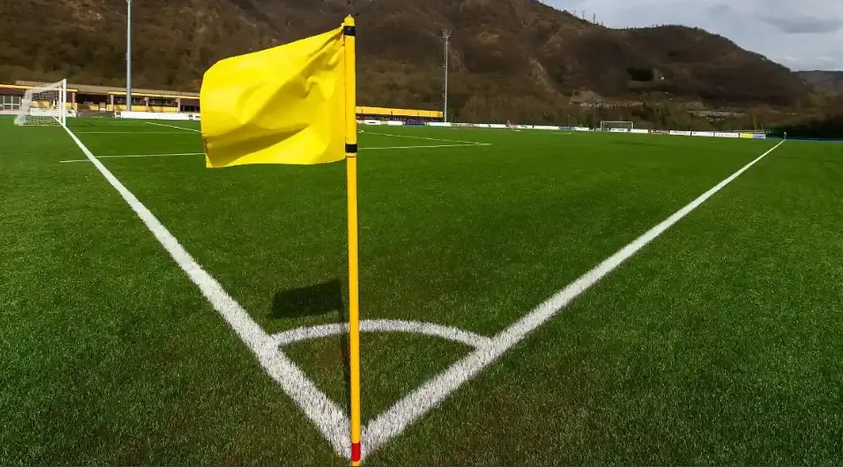 Cột cờ góc đặt ở bốn góc sân, chiều cao tối thiểu 1.5 m theo quy định IFAB