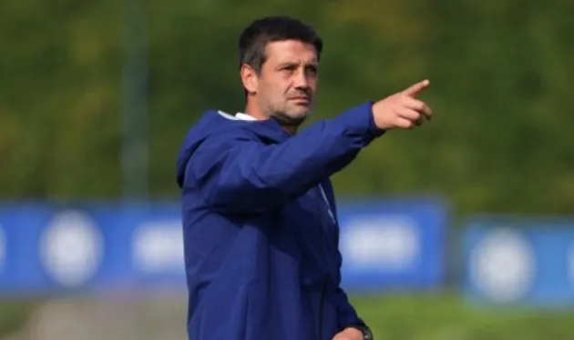 Cristian Chivu trao đổi cùng cầu thủ Inter tại Appiano Gentile, không khí thoải mái trước trận gặp Napoli