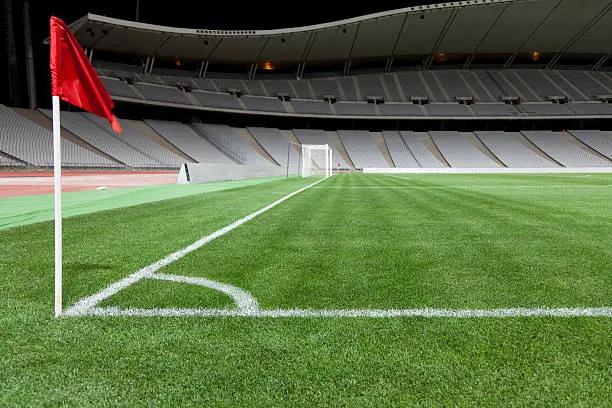 Cung phạt góc với bán kính chuẩn 1 yard và cột cờ góc theo quy định IFAB