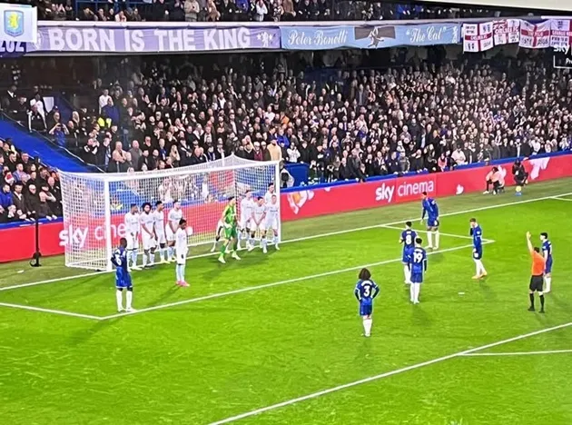 Đá phạt gián tiếp không xuất hiện thường xuyên, thường mang tính tổ chức để tái triển khai tấn công sau lỗi kỹ thuật hoặc thủ môn