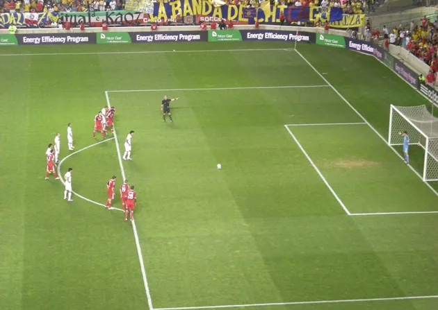 Dấu chấm 11m trên sân theo tiêu chuẩn FIFA, hiển thị vị trí trung tâm vòng cấm.