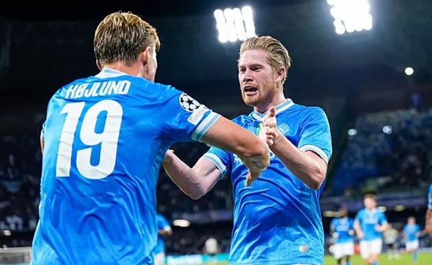 De Bruyne trong buổi tập của Napoli, cần thêm tiền vệ hỗ trợ để tối ưu vai trò số 9 ảo