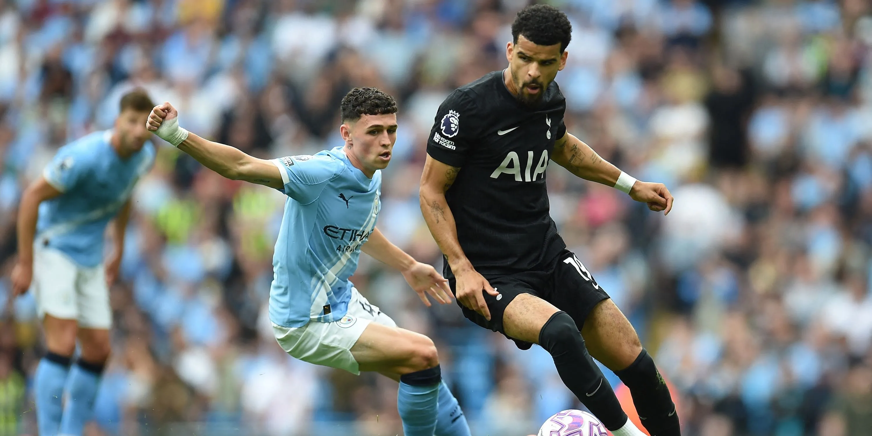 Dominic Solanke tranh chấp với Phil Foden trong trận đấu, ảnh thể hiện tình huống tấn công và phòng ngự của hàng công Tottenham