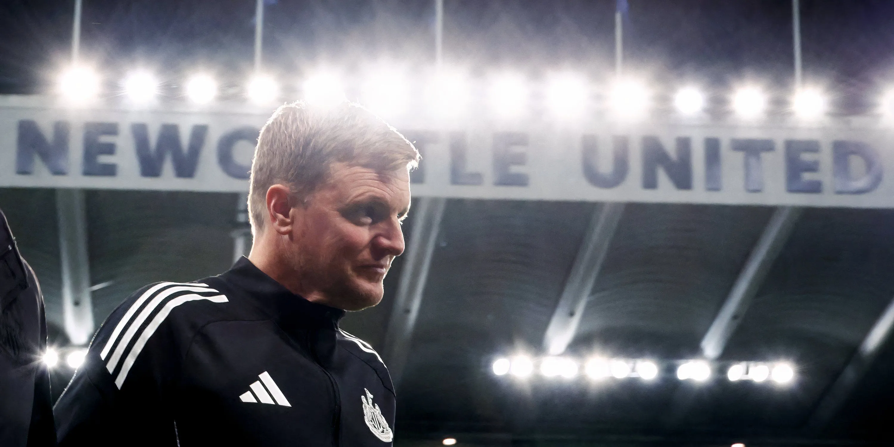 Eddie Howe chỉ đạo trận đấu tại St James' Park, thể hiện chiến lược chuyển nhượng và sử dụng nhân sự của Newcastle