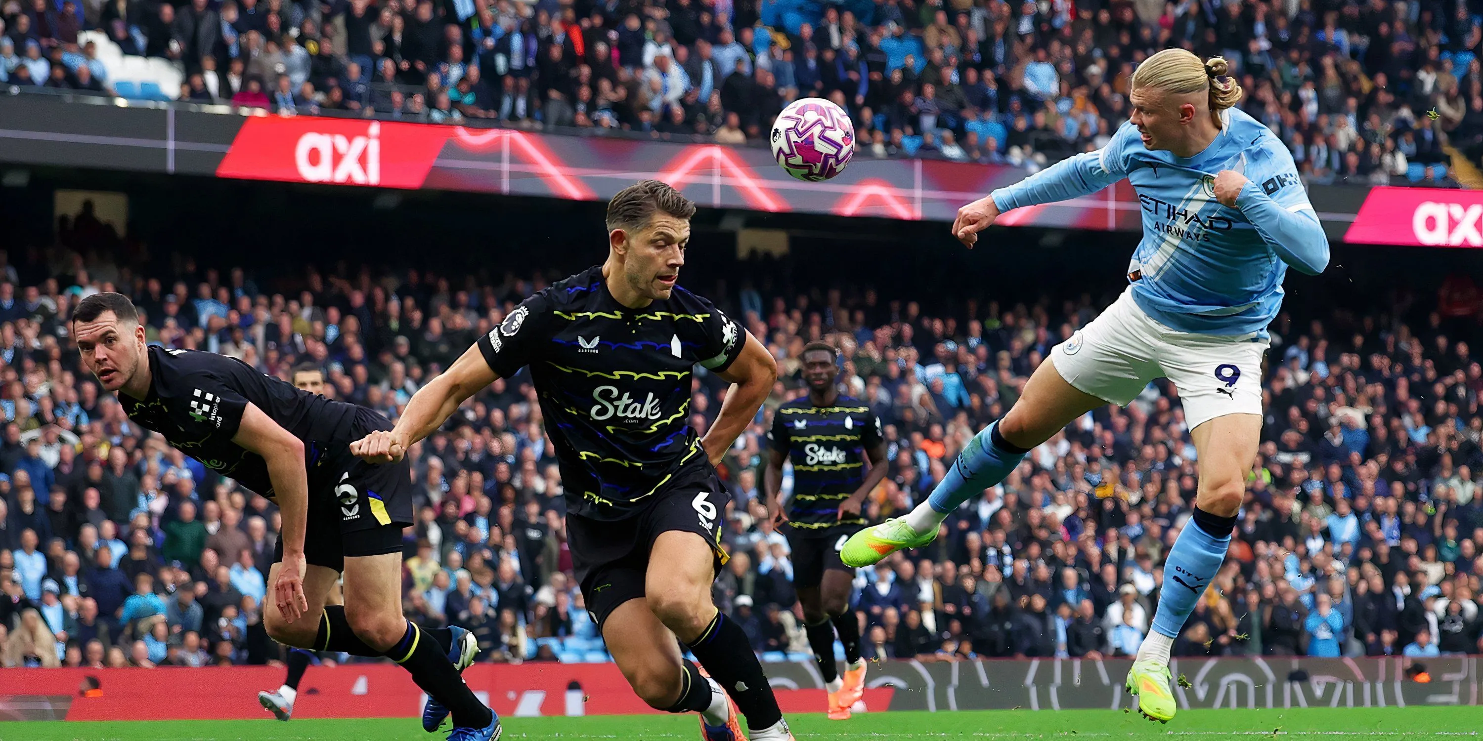 Erling Haaland đang ăn mừng sau khi ghi bàn vào lưới Everton tại sân Etihad