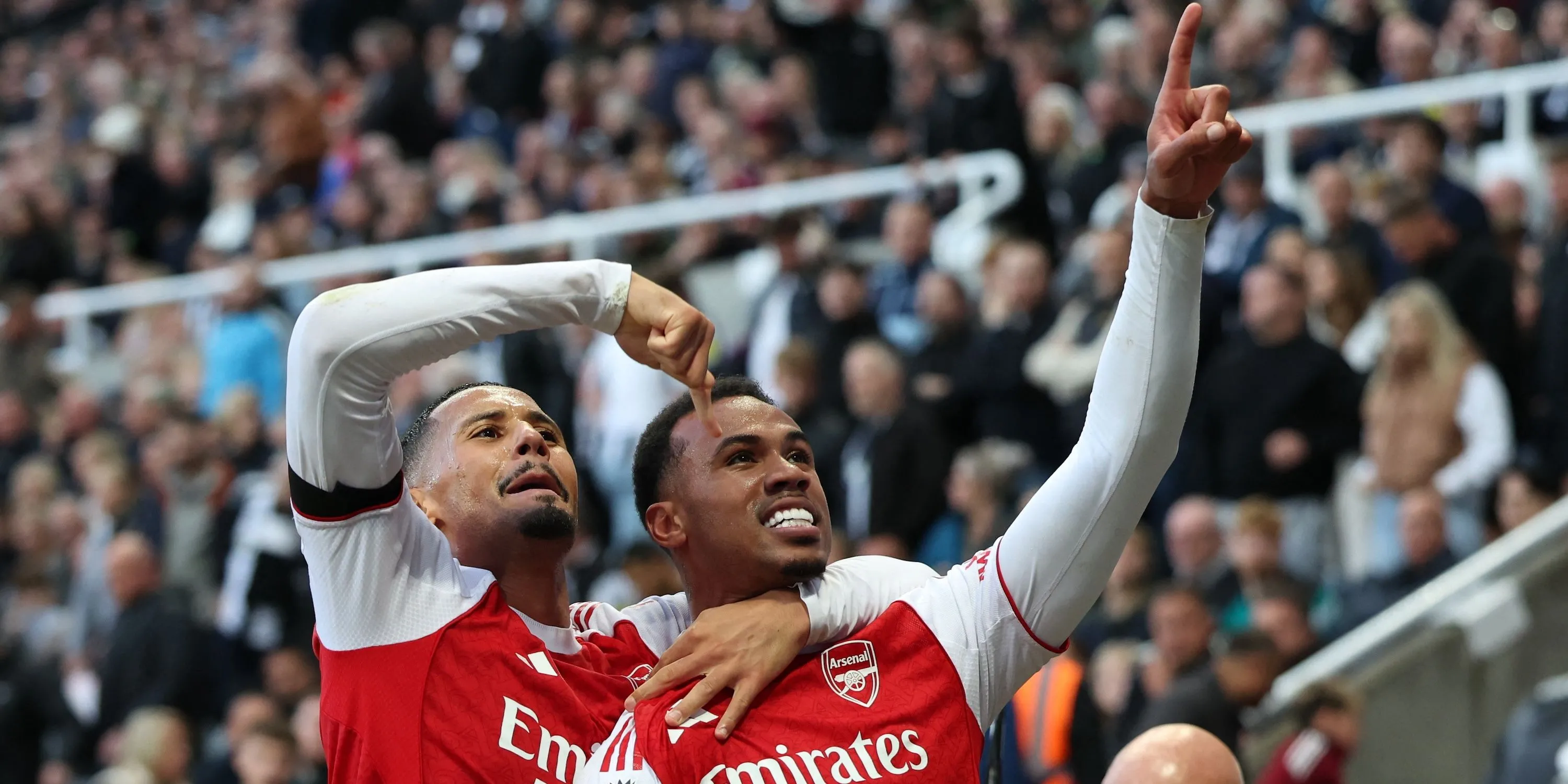 Gabriel và William Saliba ăn mừng bàn thắng cho Arsenal