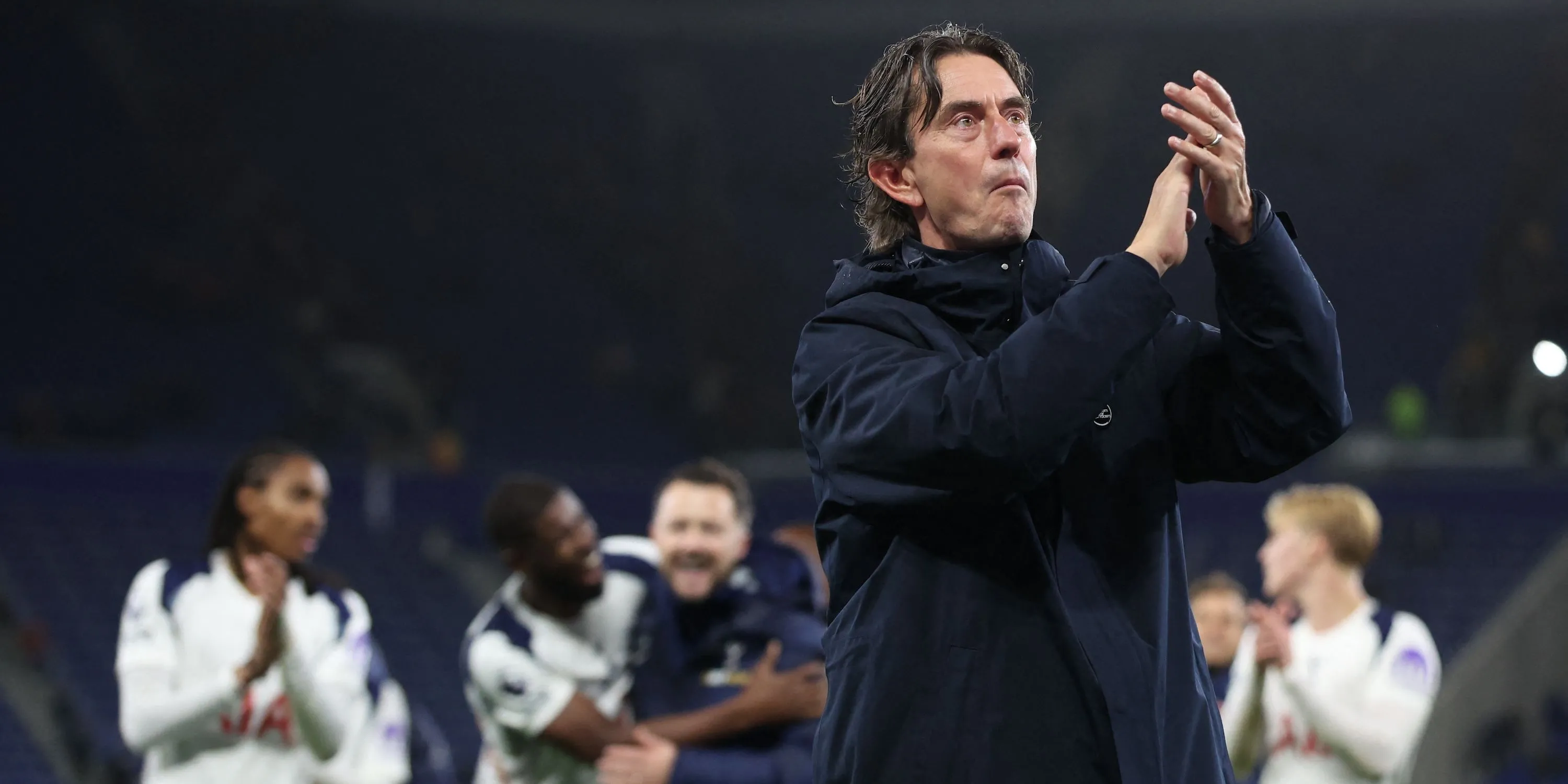 HLV Thomas Frank ăn mừng sau trận Tottenham thắng Everton 3-0, hình ảnh phản ánh bầu không khí chiến thắng