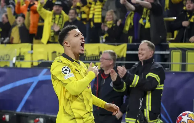 Jadon Sancho thời đỉnh cao ở Dortmund, biểu tượng tốc độ và sáng tạo trên hàng công.