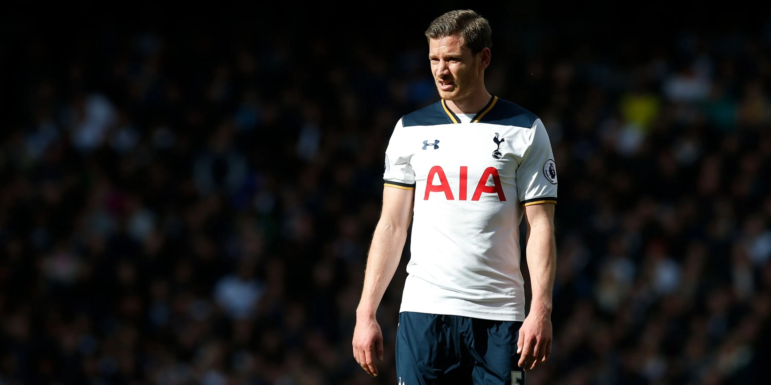 Jan Vertonghen trong màu áo Tottenham, hình ảnh tham chiếu so sánh với Kevin Danso về mặt phòng ngự và đóng góp cho đội